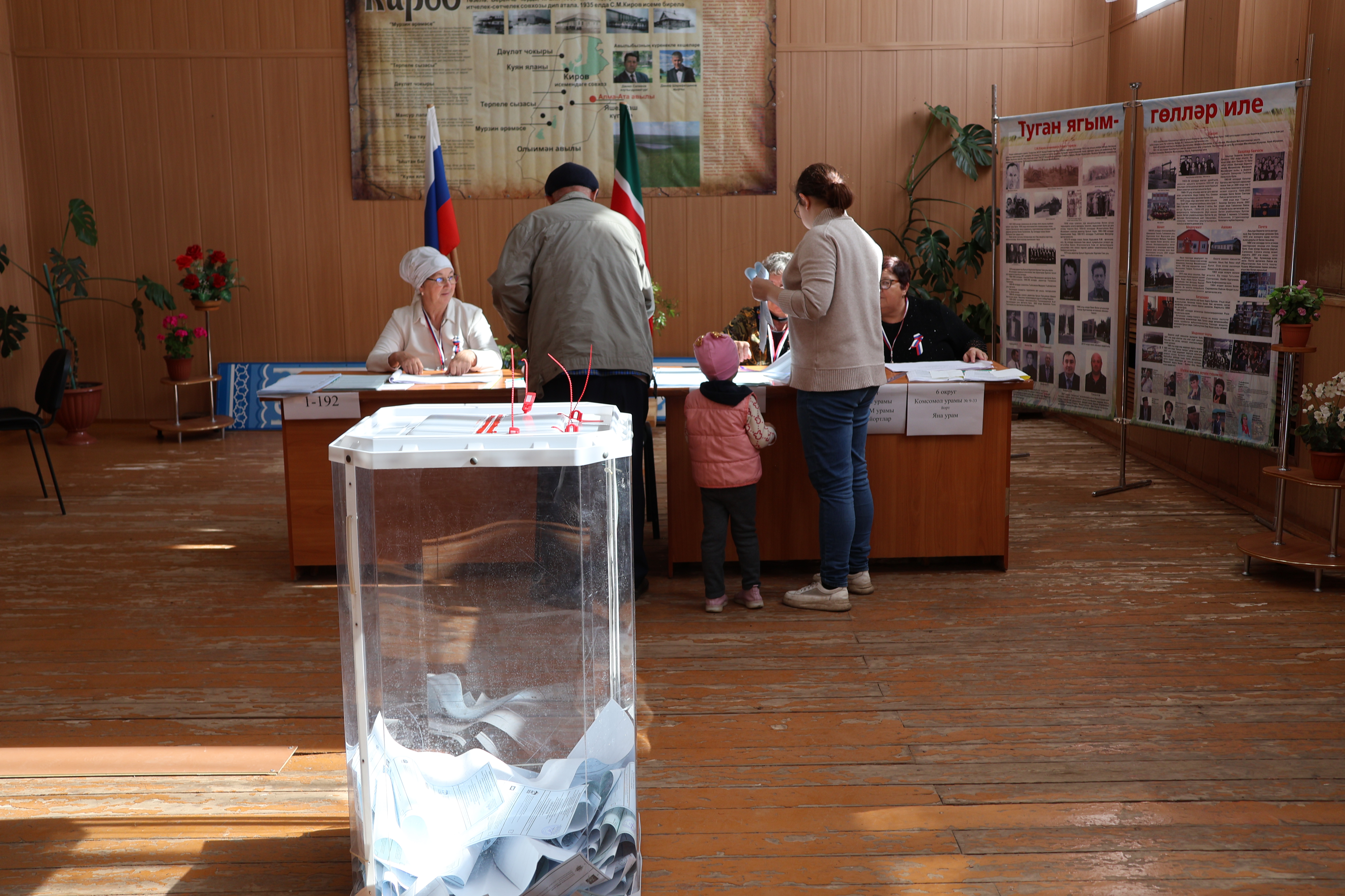Киров авылында сайлаучыларны җыр-моң һәм кайнар чәй белән каршы алдылар