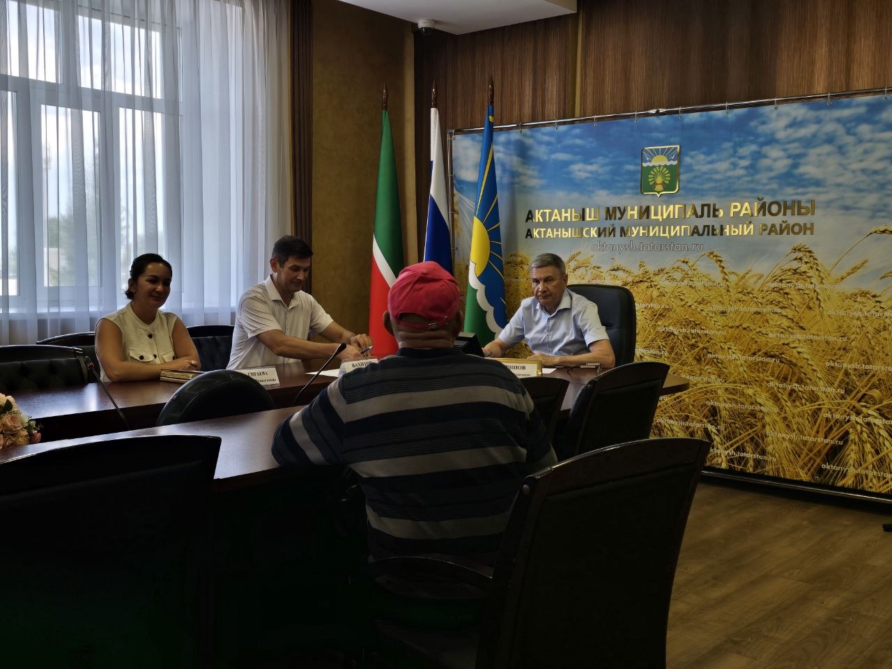 Актаныш муниципаль районы башлыгы Ленар Зарипов гражданнарны шәхси сораулар буенча кабул итте