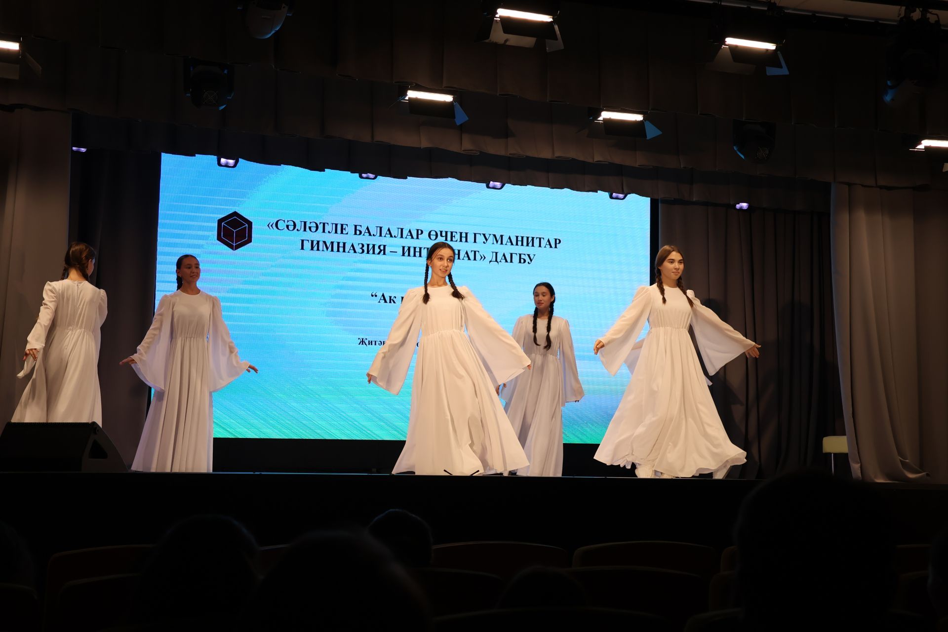 «Ак күгәрчен» хәйрия концертыннан кергән акчалар авыр яралыларга медикаментлар алу өчен тотылачак (фотолар, видео)
