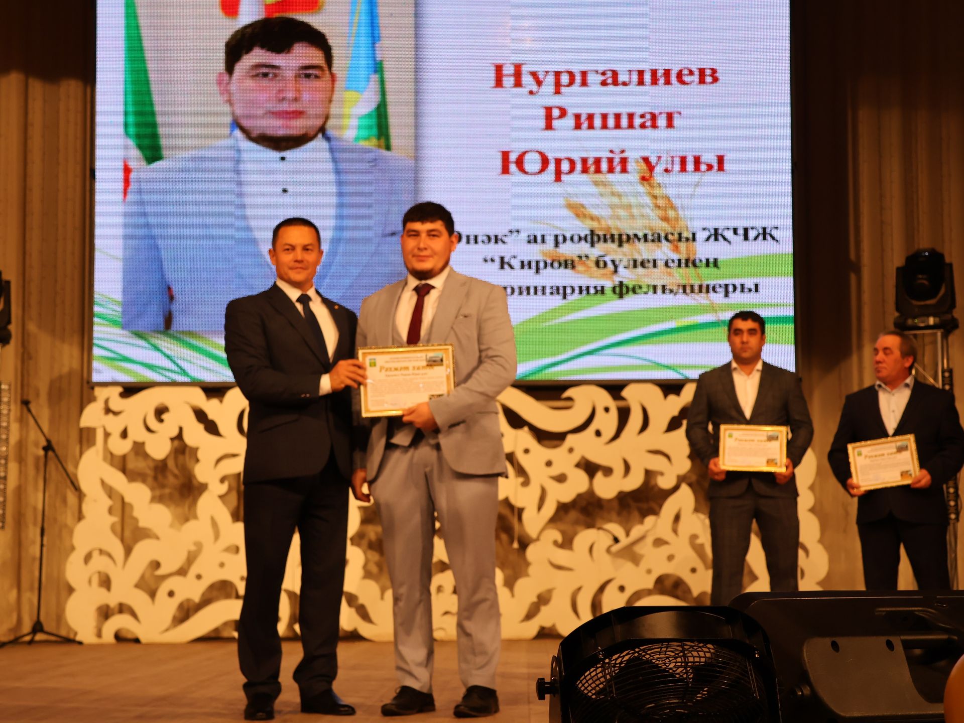 Симәнә әзер, терлек азыгы җитәрлек, төп җир эшкәртү тәмам- Барысы да үзебезнекеләрнең хезмәте!