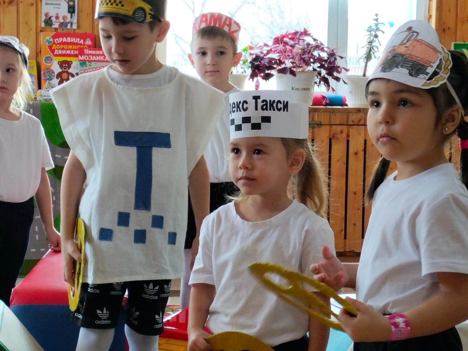 Юл йөрү кагыйдәләрен бергәләп өйрәнәләр: Татар Суыксуы балалар бакчасы нәниләре ЮХИДИ вәкиле белән очраштылар