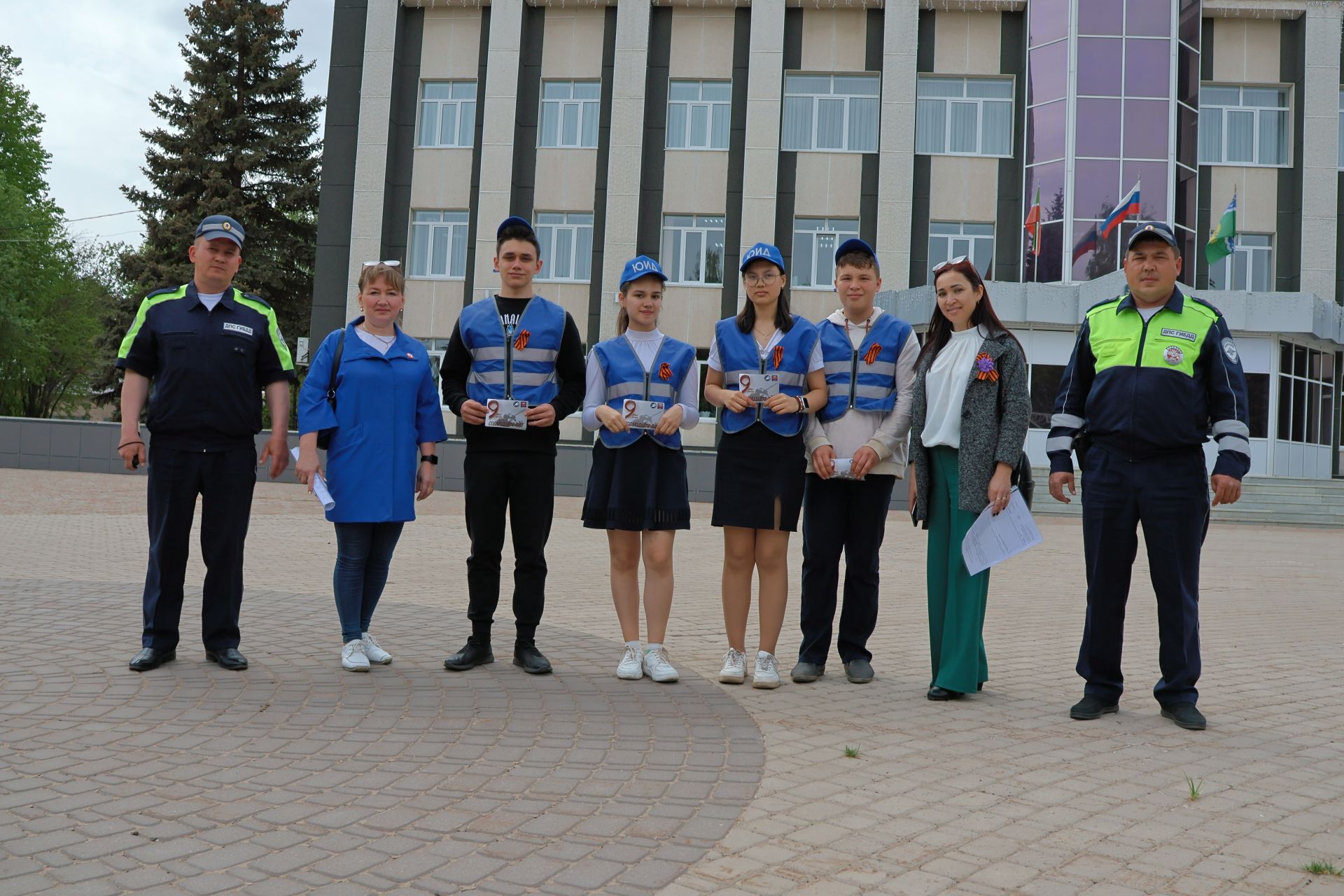 Юл хәрәкәтенең яшь инспекторлары автомобиль йөртүчеләрне Җиңү бәйрәме белән котлады
