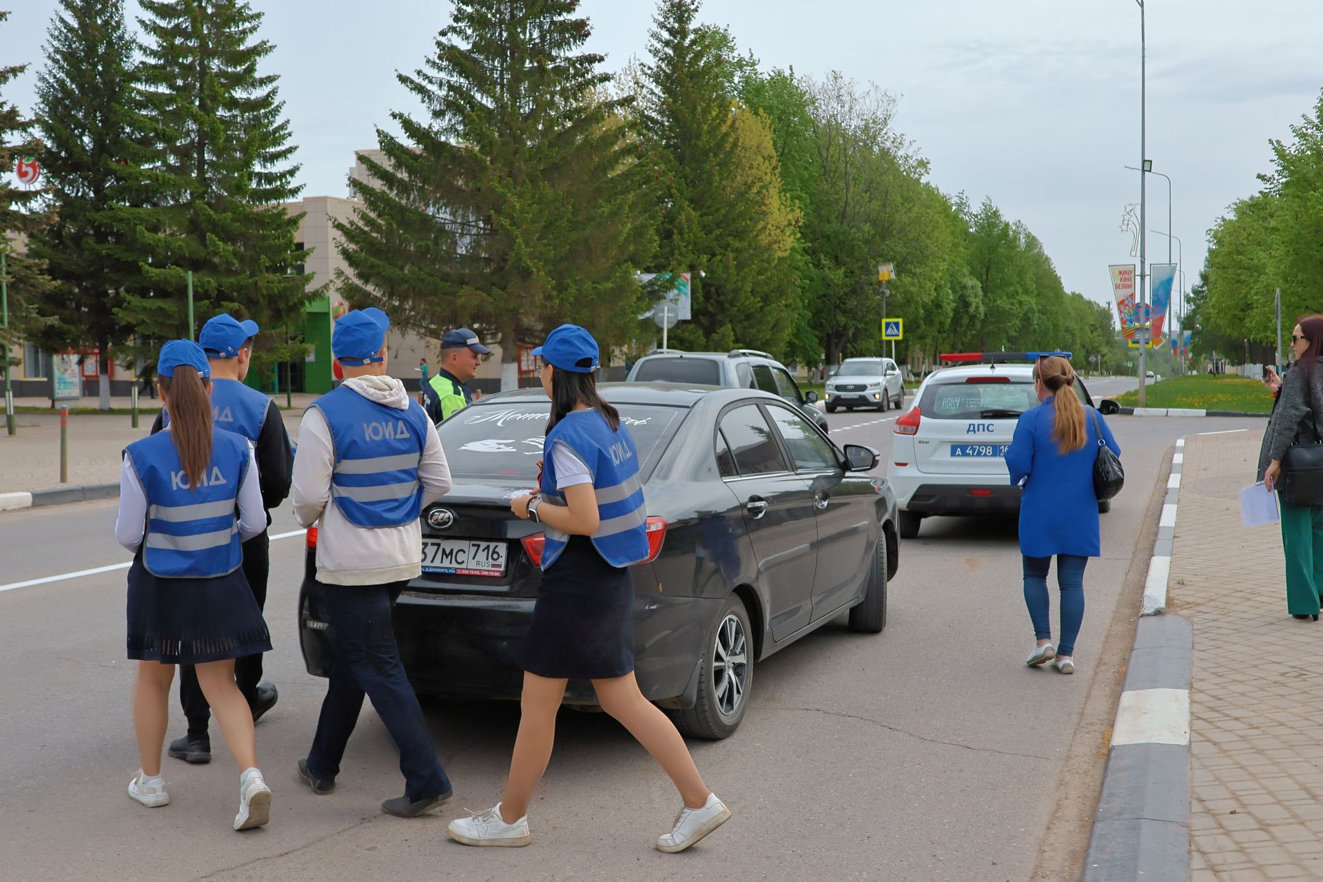 Юл хәрәкәтенең яшь инспекторлары автомобиль йөртүчеләрне Җиңү бәйрәме белән котлады