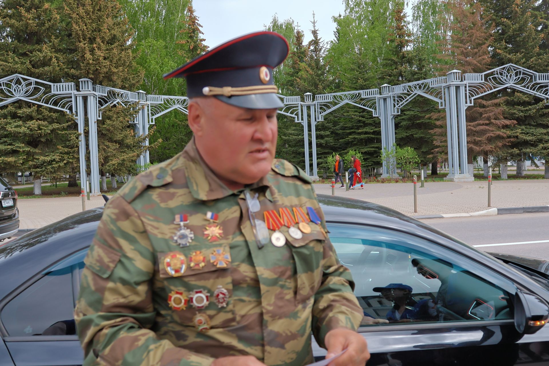 Юл хәрәкәтенең яшь инспекторлары автомобиль йөртүчеләрне Җиңү бәйрәме белән котлады