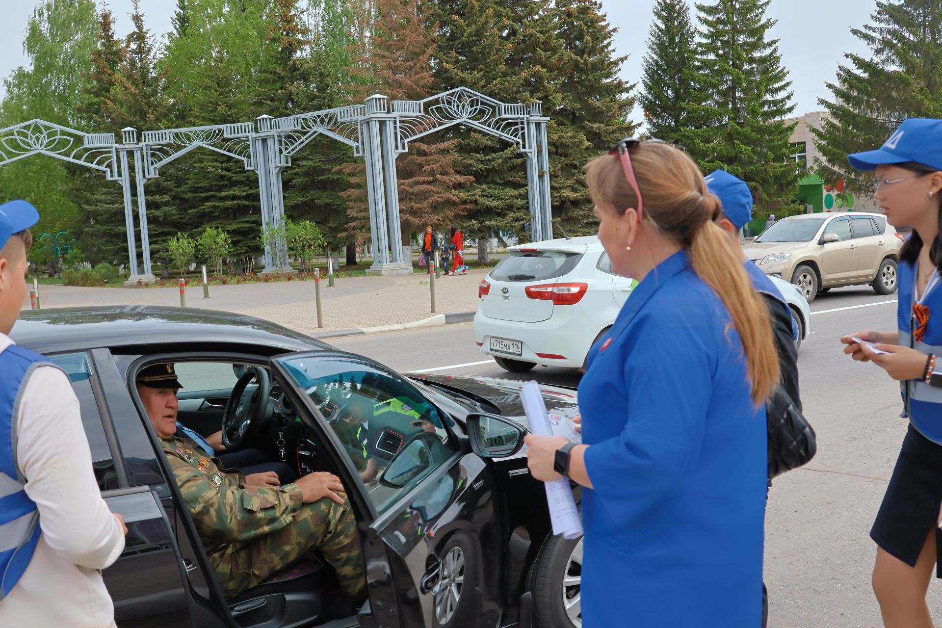 Юл хәрәкәтенең яшь инспекторлары автомобиль йөртүчеләрне Җиңү бәйрәме белән котлады