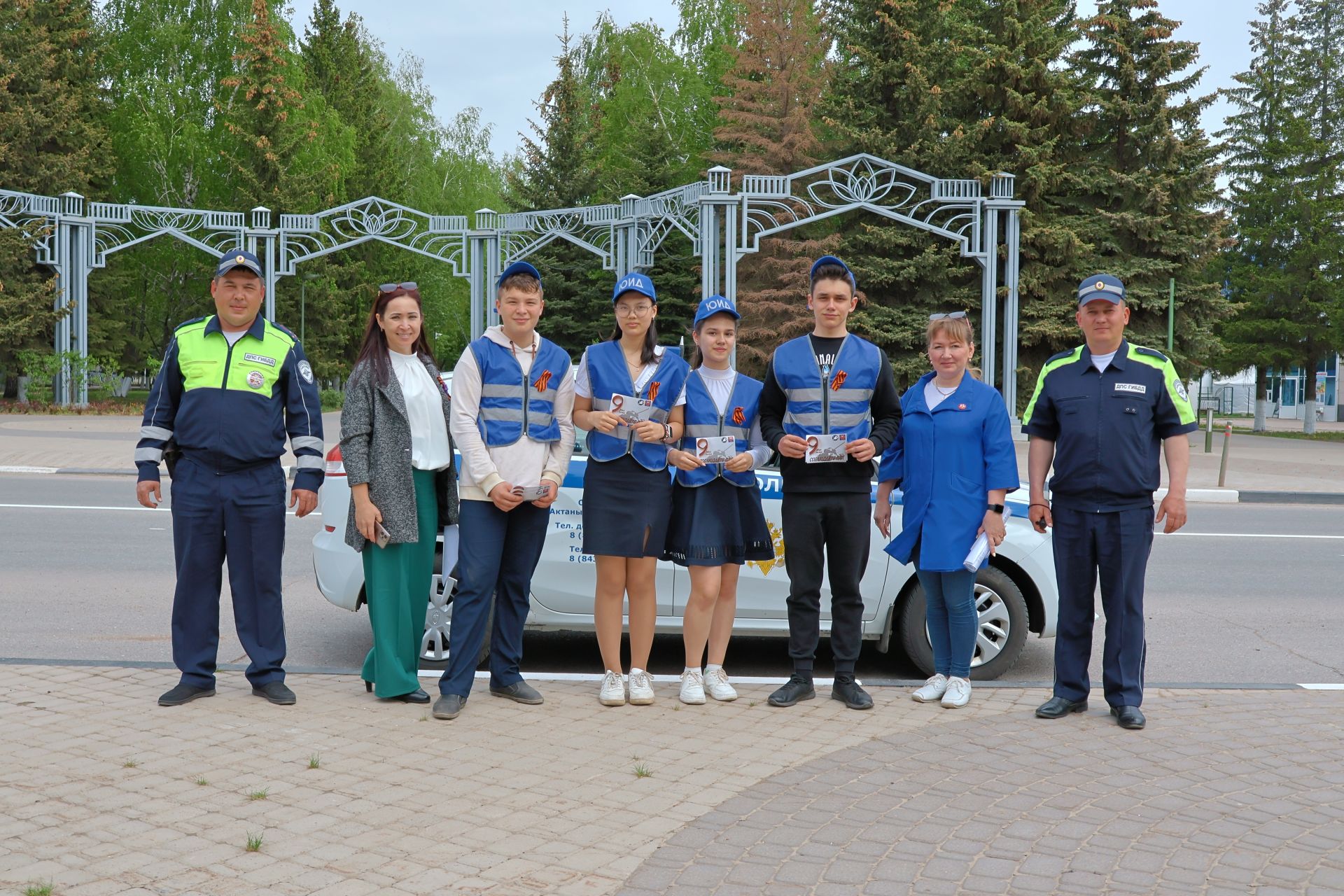 Юл хәрәкәтенең яшь инспекторлары автомобиль йөртүчеләрне Җиңү бәйрәме белән котлады
