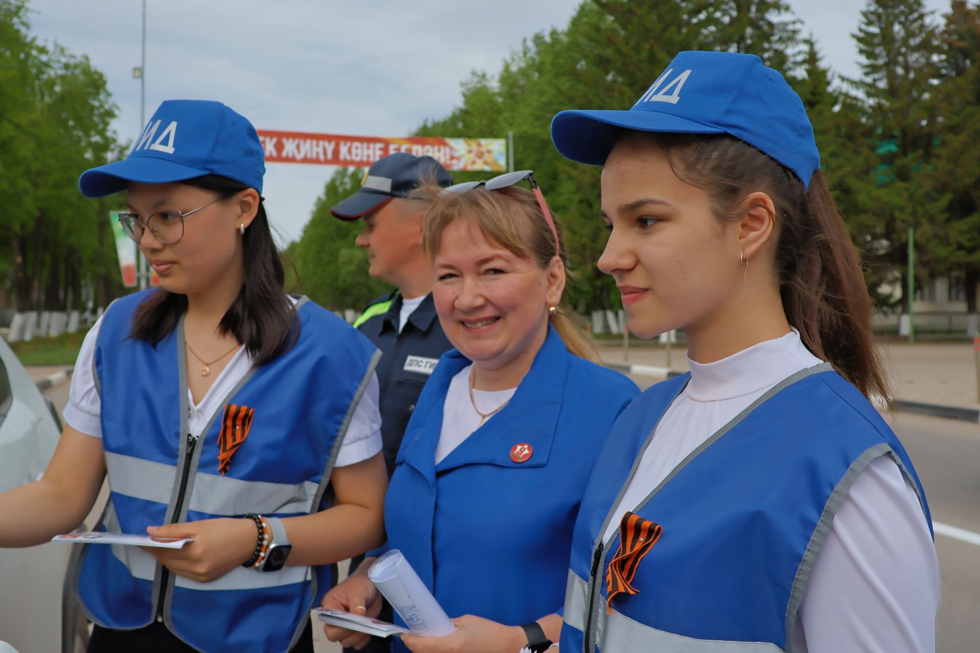 Юл хәрәкәтенең яшь инспекторлары автомобиль йөртүчеләрне Җиңү бәйрәме белән котлады