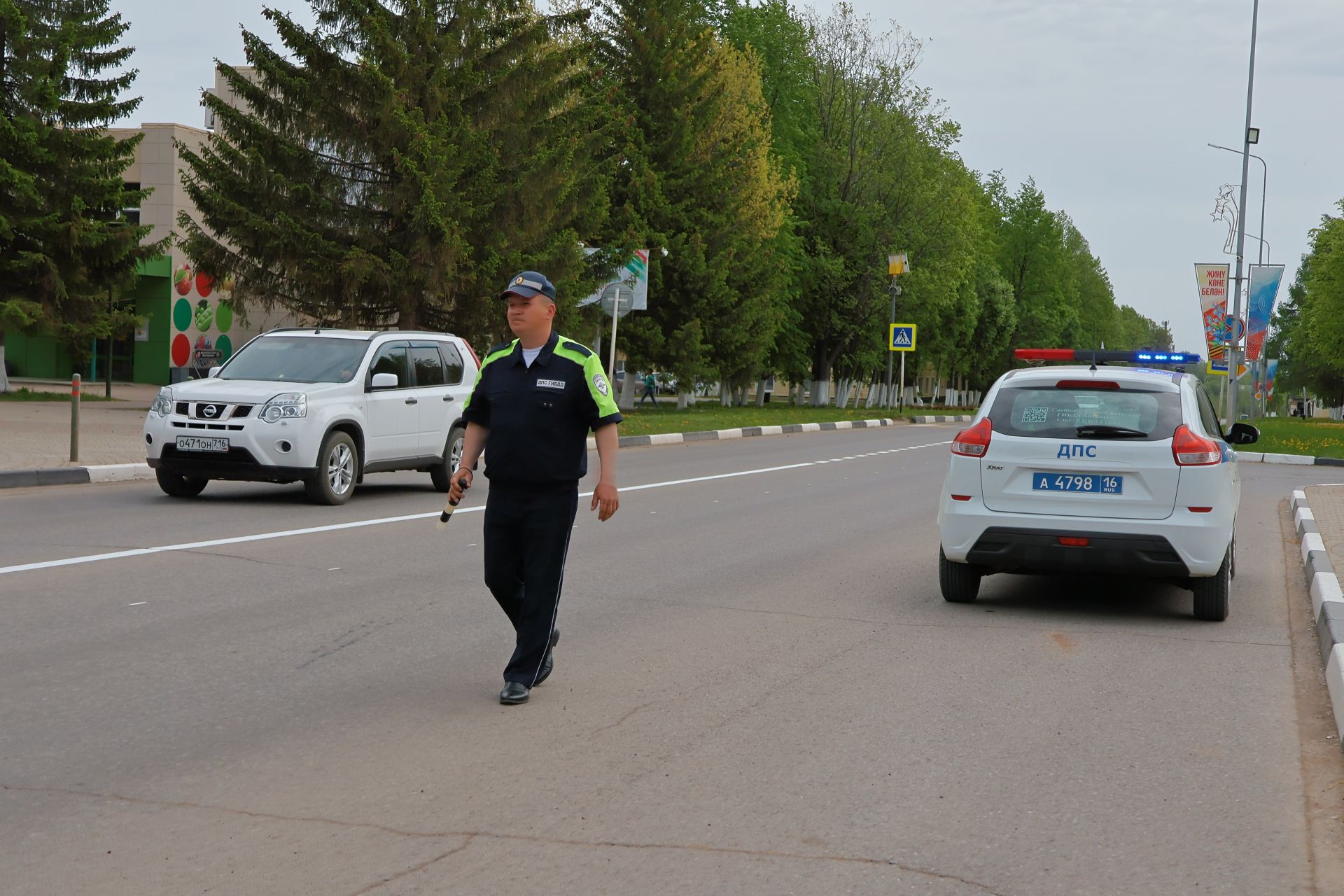 Юл хәрәкәтенең яшь инспекторлары автомобиль йөртүчеләрне Җиңү бәйрәме белән котлады
