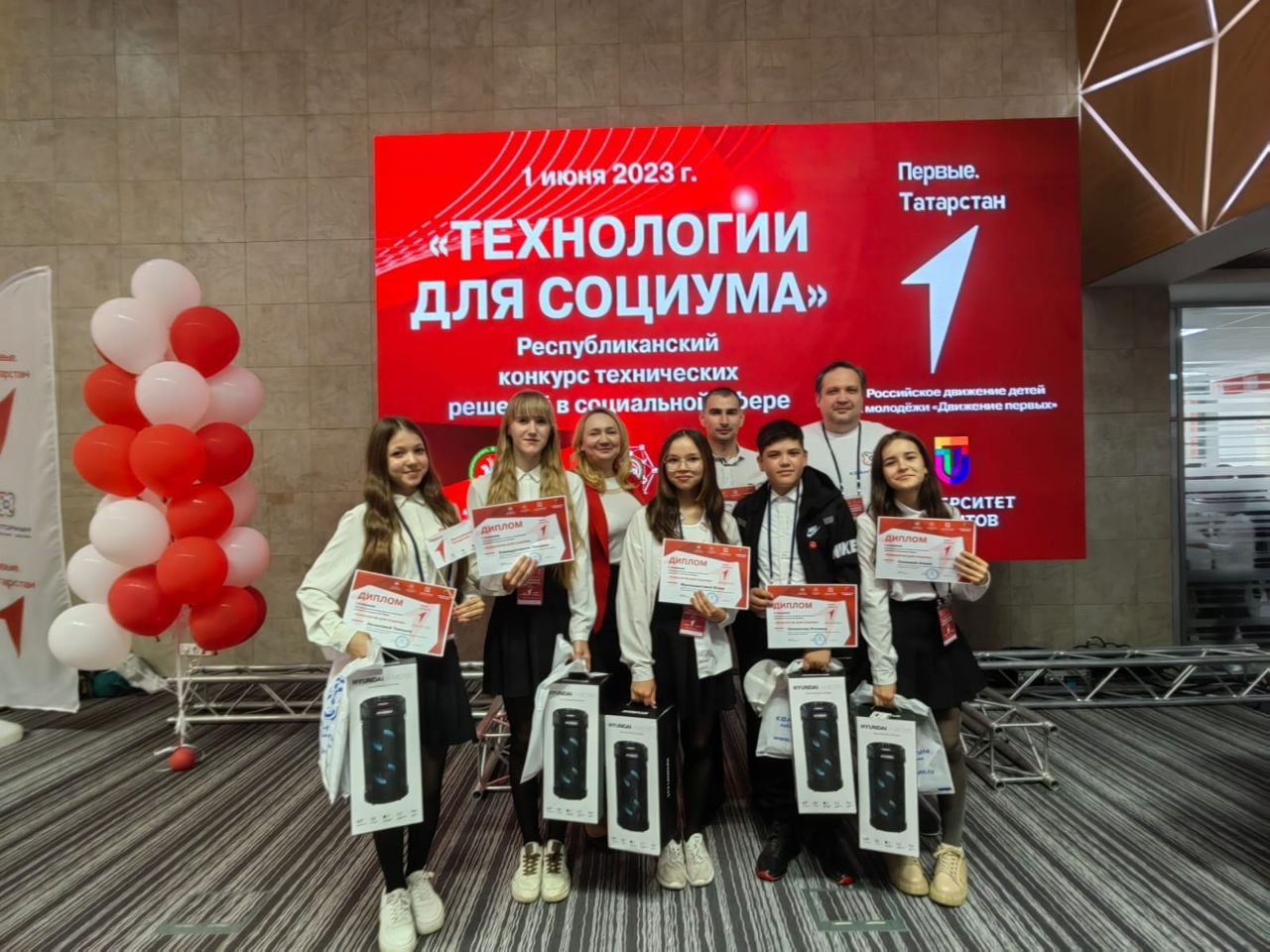 Яңа Әлем мәктәбе укучылары «Социум өчен технологияләр» республика конкурсыннан җиңү белән кайтты