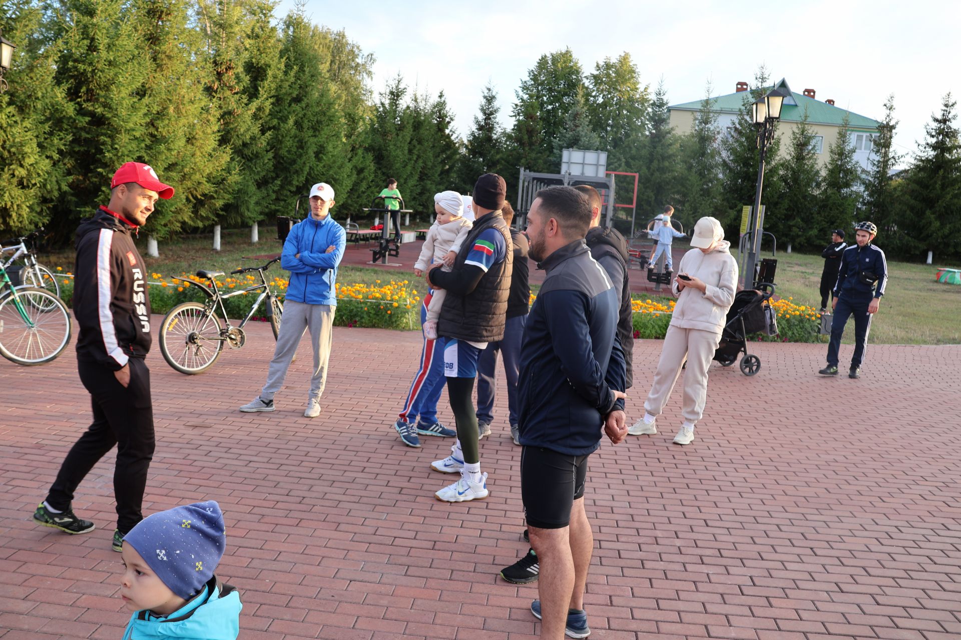 Россия флагы көнен гөрләтеп бәйрәм иттек: Кичке велойөреш белән тәмамладык