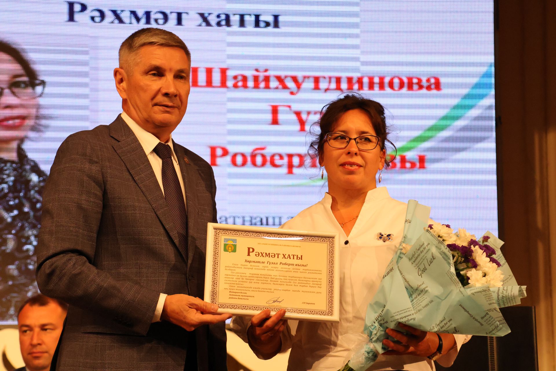 Хезмәтләре белән хөрмәтле: Алар — укытучылар, киләчәкне хәл итүчеләр(бүләкләнүчеләр)
