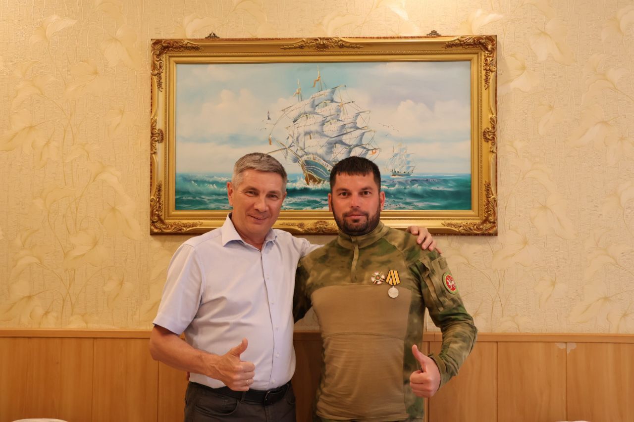 Район башлыгы Ленар Зарипов махсус хәрби операциядән ялга кайткан якташларыбыз белән очрашты