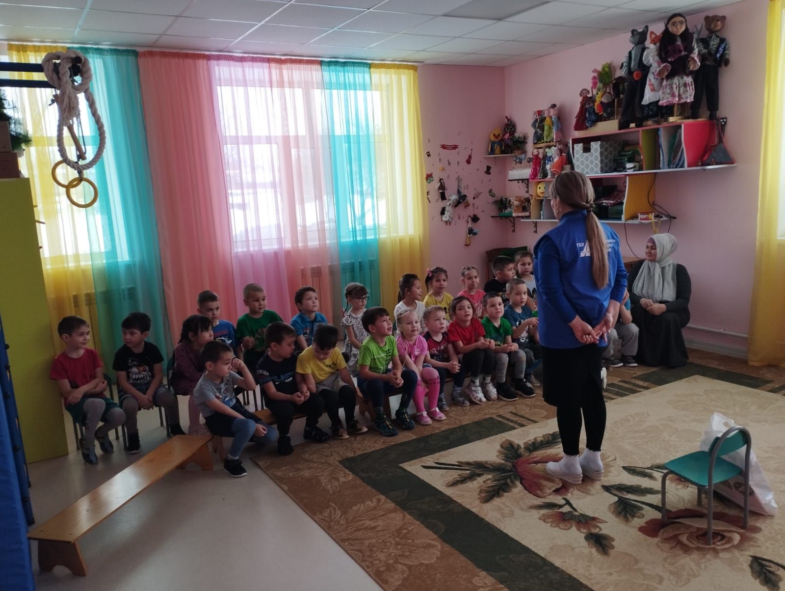 Иминлек үзебезнең кулда: Яңа Әлем бакчасындагы дәрестә ЮХИДИ хезмәткәре балаларга юл йөрү кагыйдәләрен аңлатты