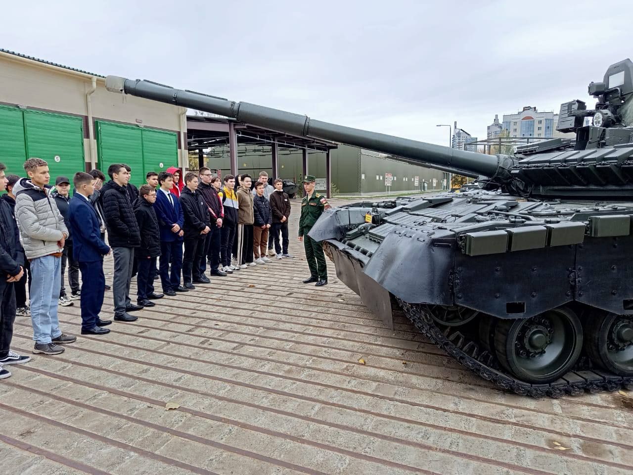 Актаныш мәктәпләренең унберенче сыйныф егетләре Казан танк училищесына экскурсиягә барды