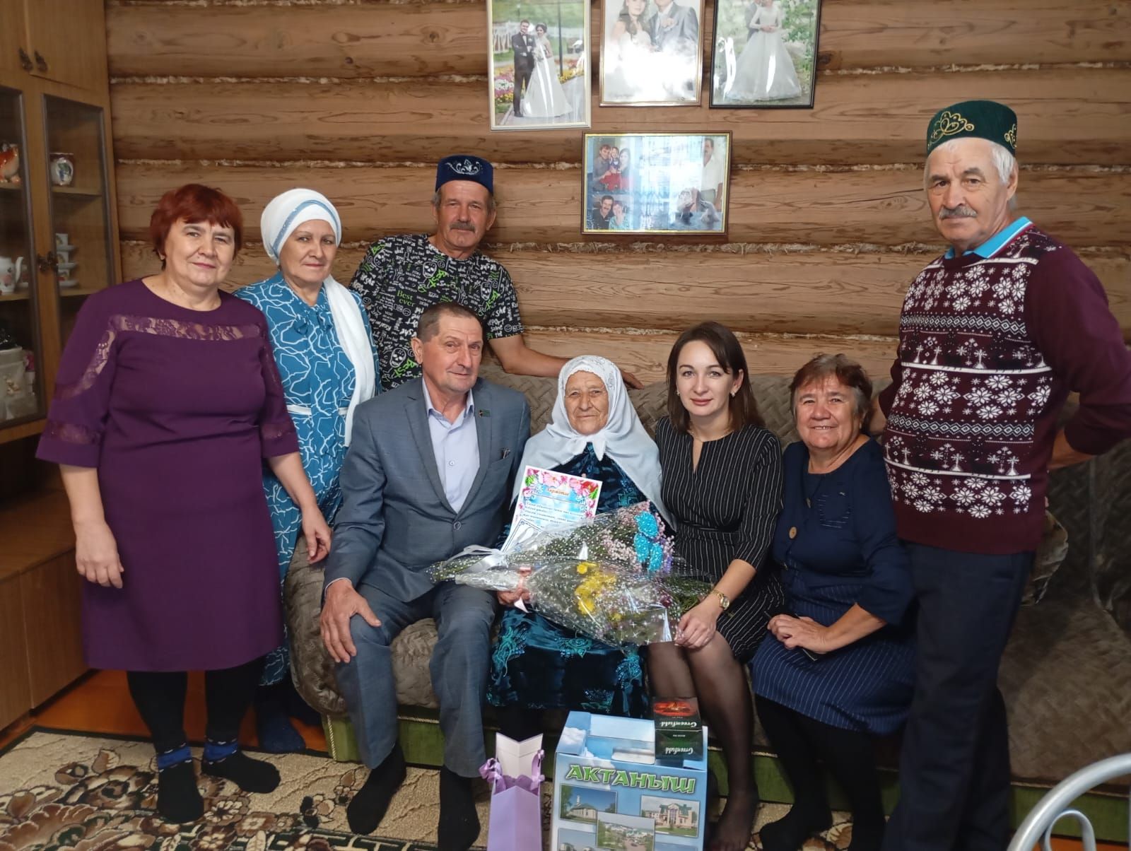 Актаныш районы җитәкчелеге Зөбәер авылында яшәүче Фәния Габидинованы юбилее белән котлады