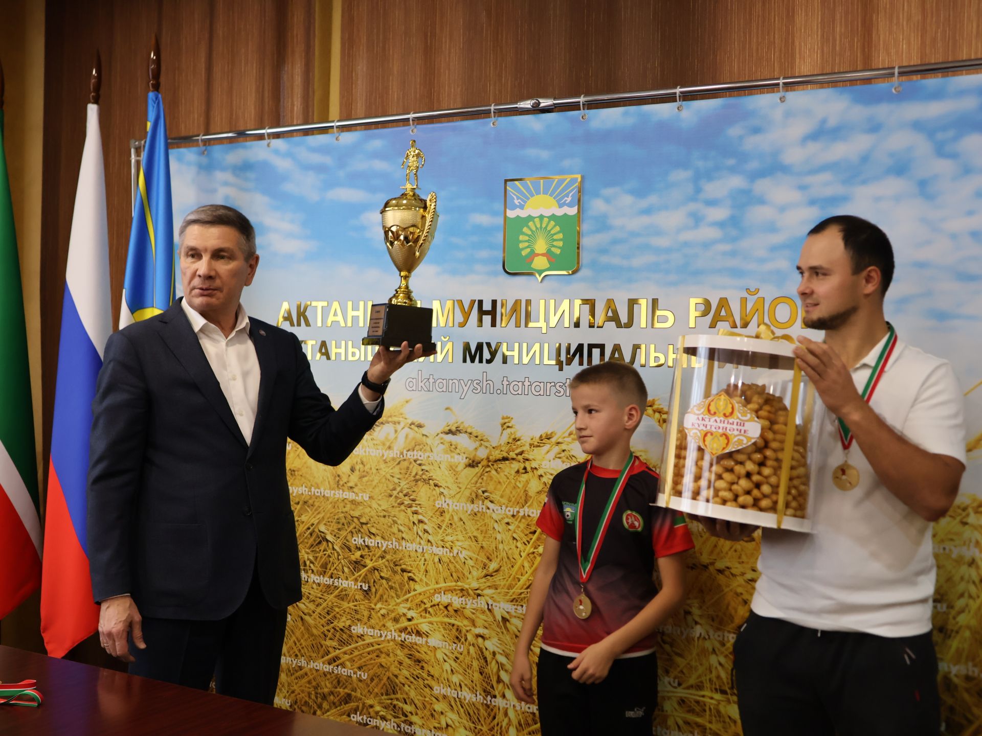 Ленар Зарипов укуда һәм спортта зур уңышларга ирешкән Актаныш укучыларын котлады