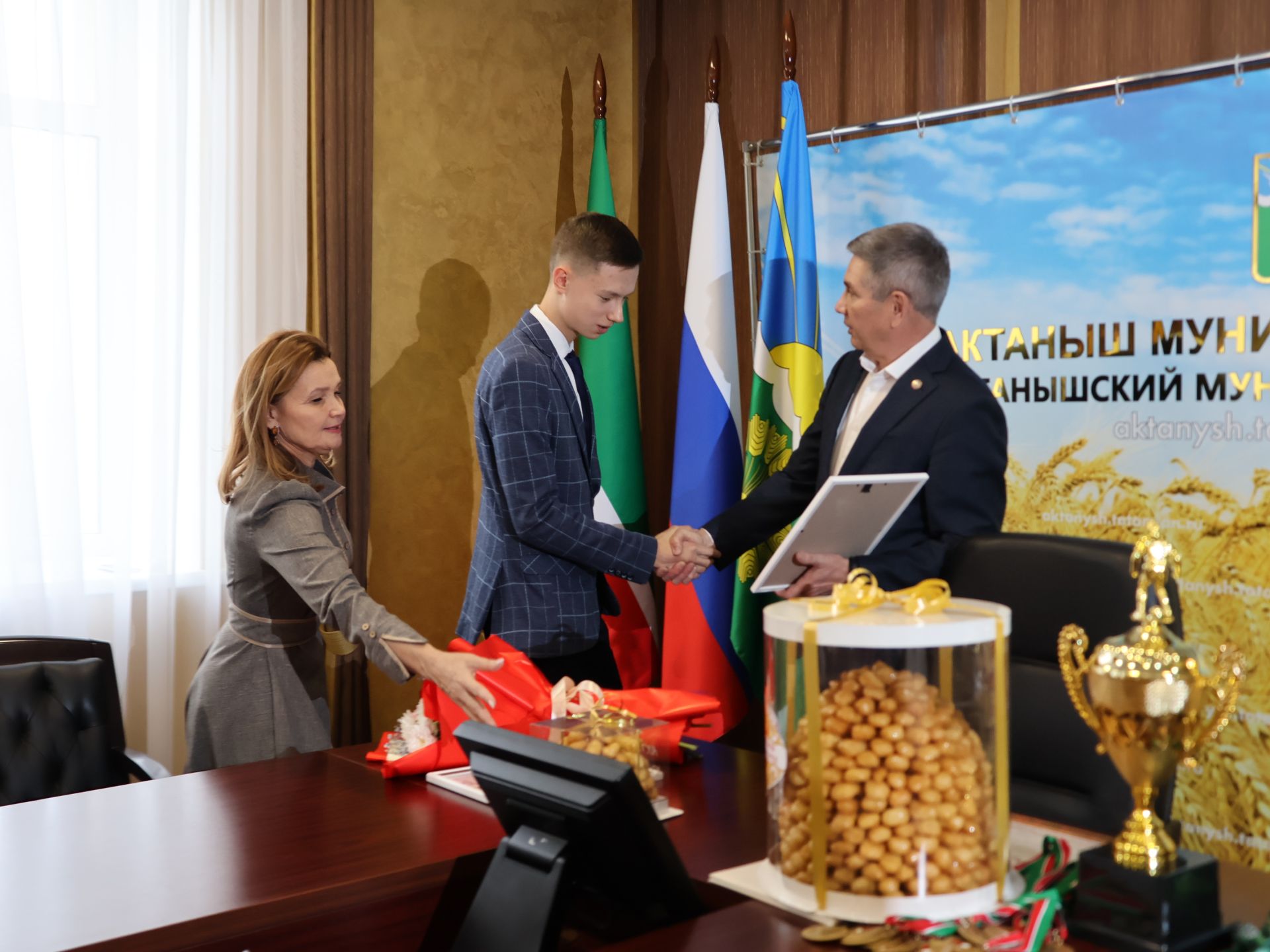 Ленар Зарипов укуда һәм спортта зур уңышларга ирешкән Актаныш укучыларын котлады