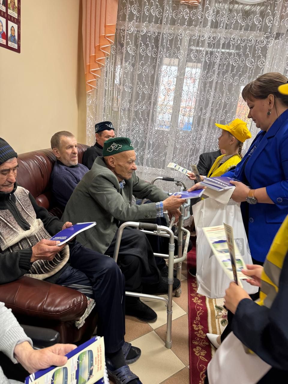 Пучы картлар һәм инвалидлар йортында яшь юл хәрәкәте отряды инспекторлары концерт күрсәтте