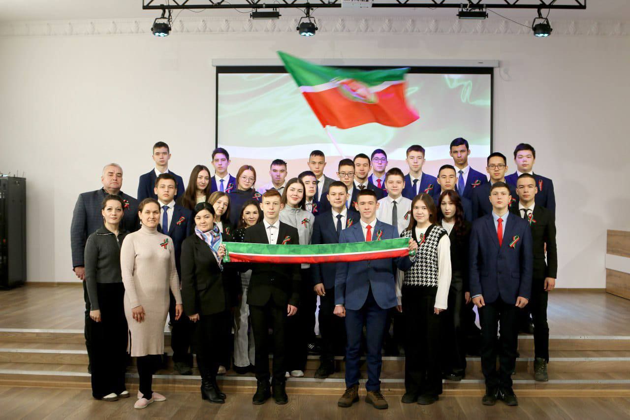 «Яшьлек» яшьләр үзәгендә Татарстан Республикасы Дәүләт флагы көнен бәйрәм иттеләр