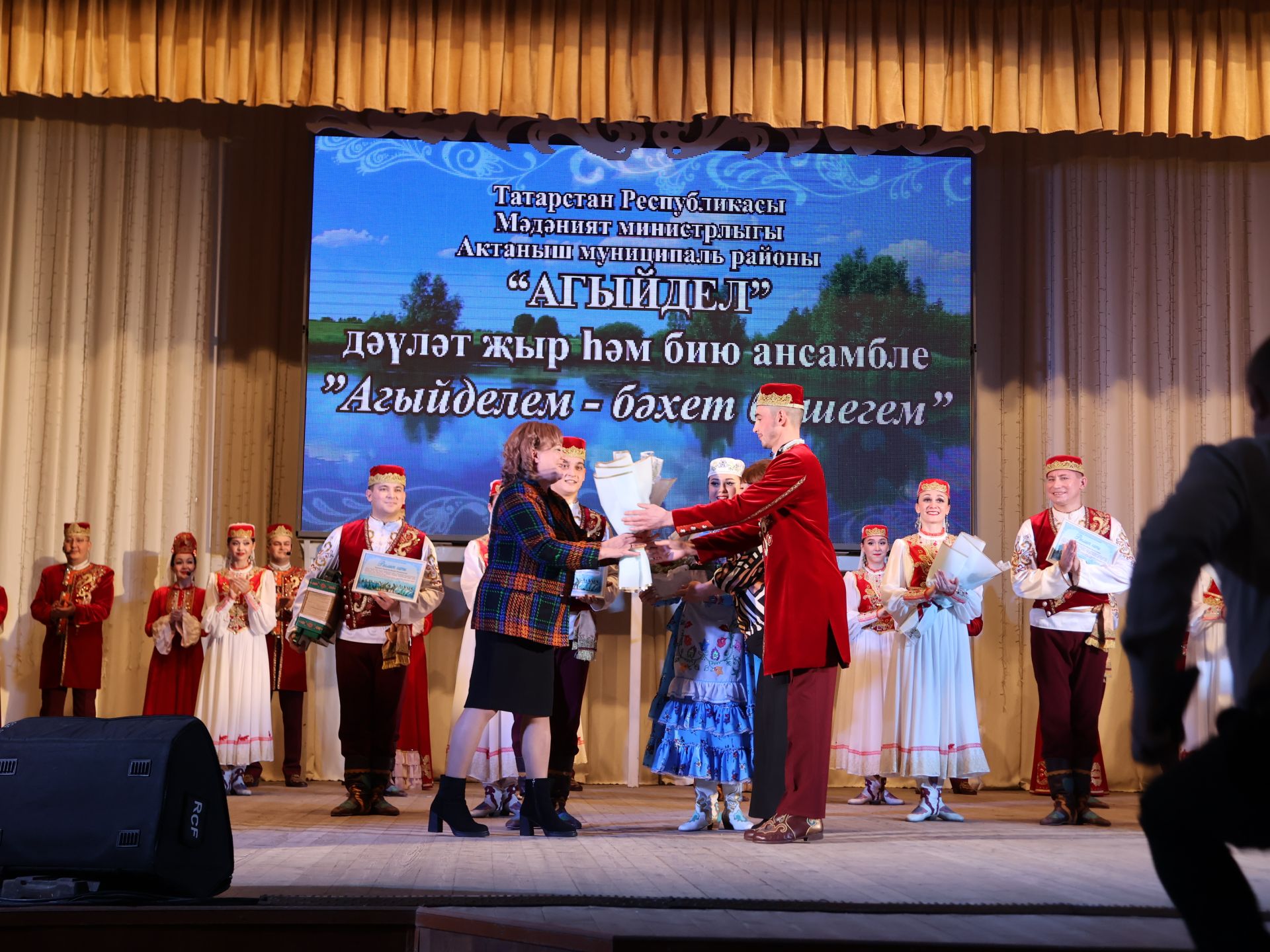 «Агыйдел» дәүләт җыр һәм бию ансамбленең алты гаиләсе Рәхмәт хатларына лаек булды