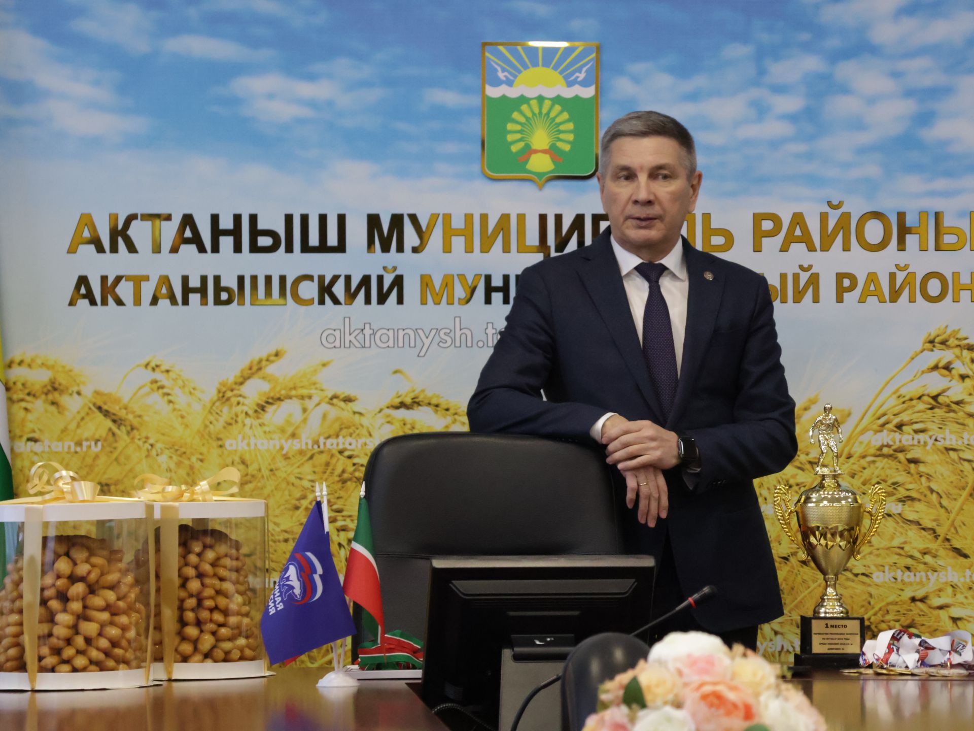 Актаныш районы башлыгы Ленар Зарипов футболчылар һәм волейболчыларны котлады
