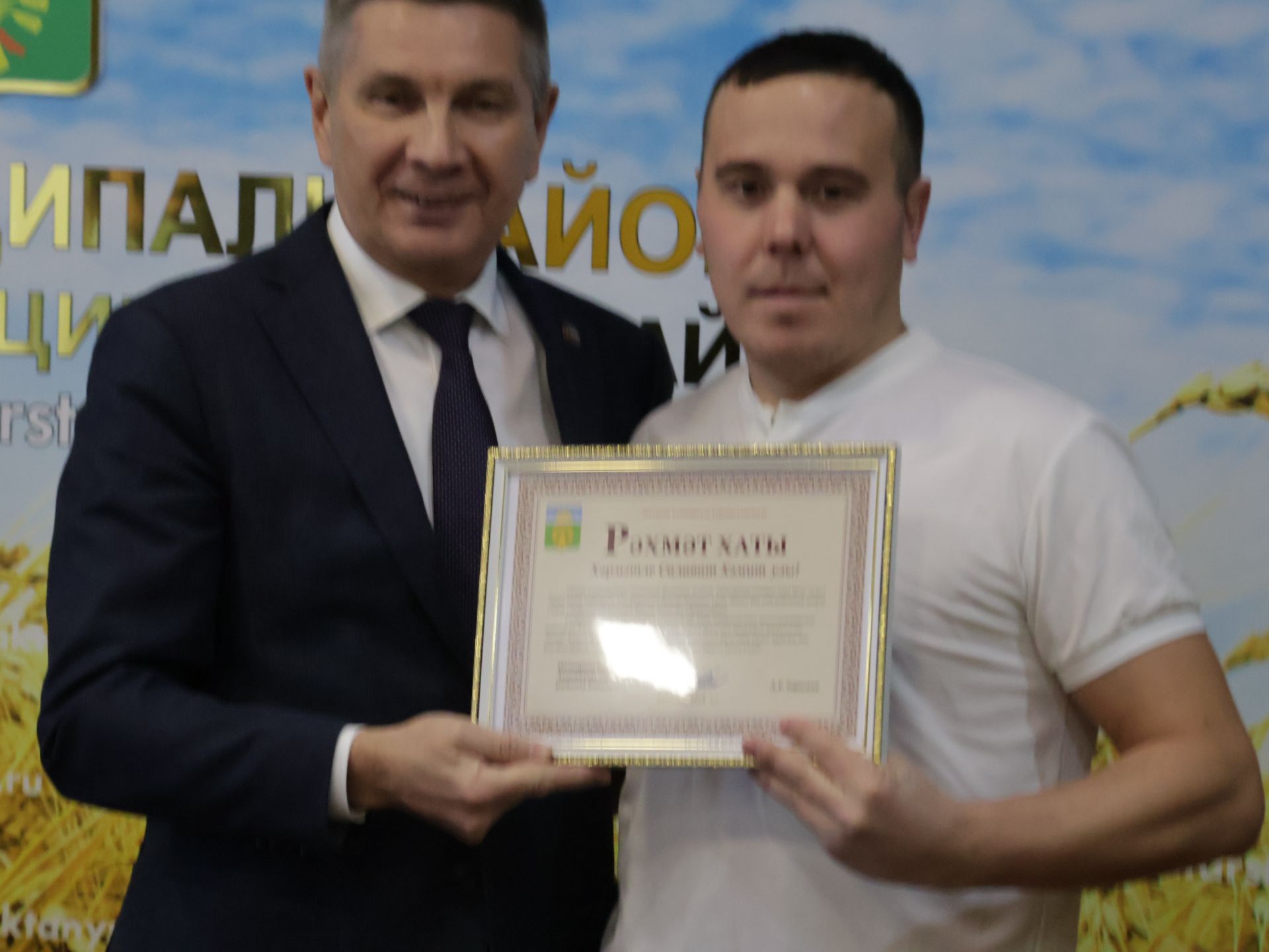 Актаныш районы башлыгы Ленар Зарипов футболчылар һәм волейболчыларны котлады