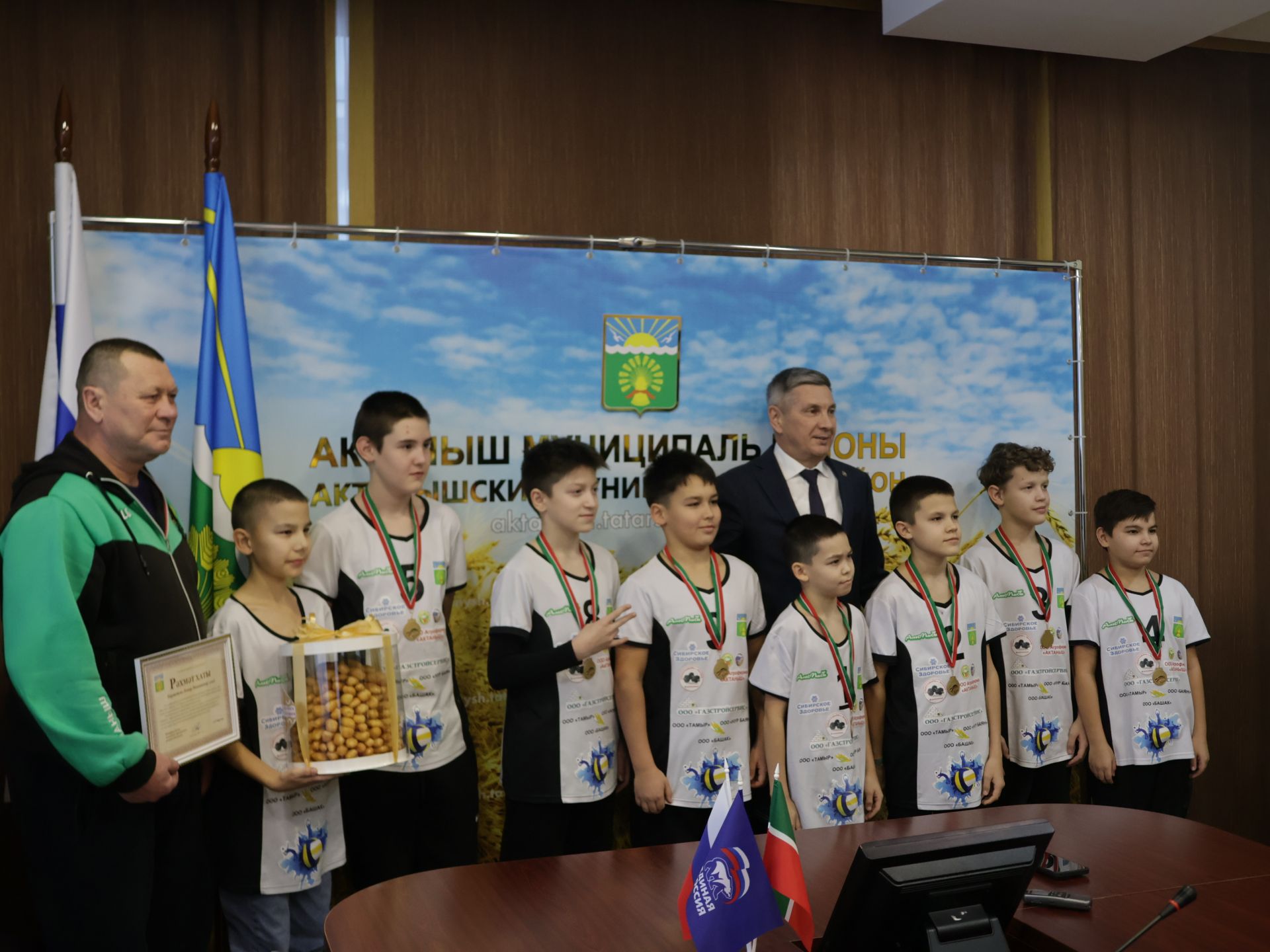 Актаныш районы башлыгы Ленар Зарипов футболчылар һәм волейболчыларны котлады