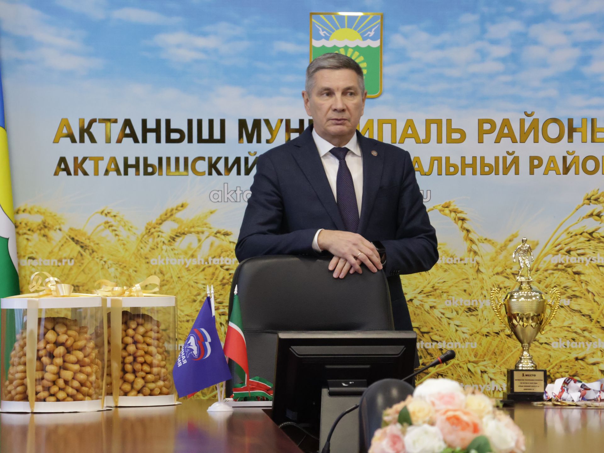 Актаныш районы башлыгы Ленар Зарипов футболчылар һәм волейболчыларны котлады