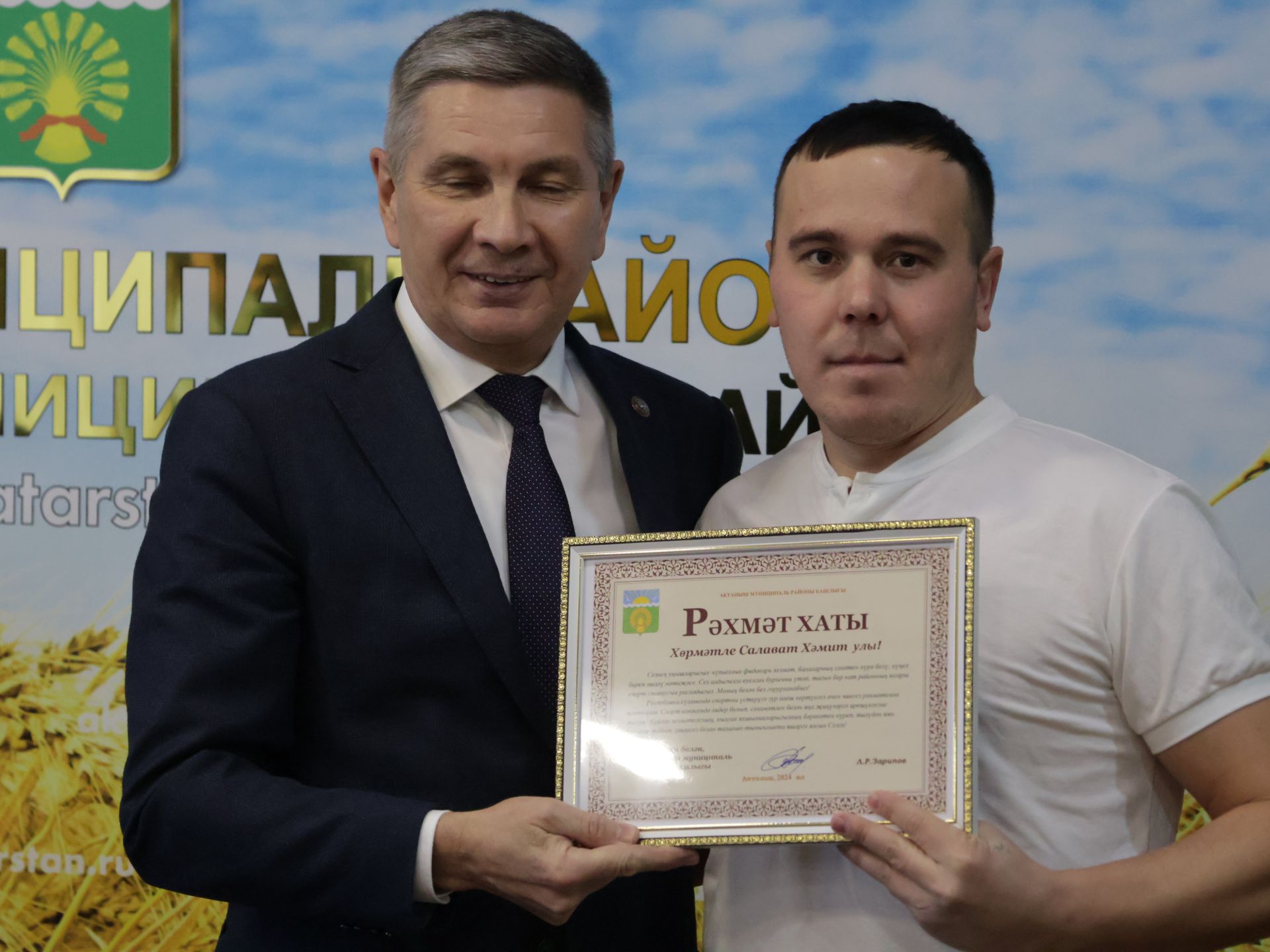 Актаныш районы башлыгы Ленар Зарипов футболчылар һәм волейболчыларны котлады