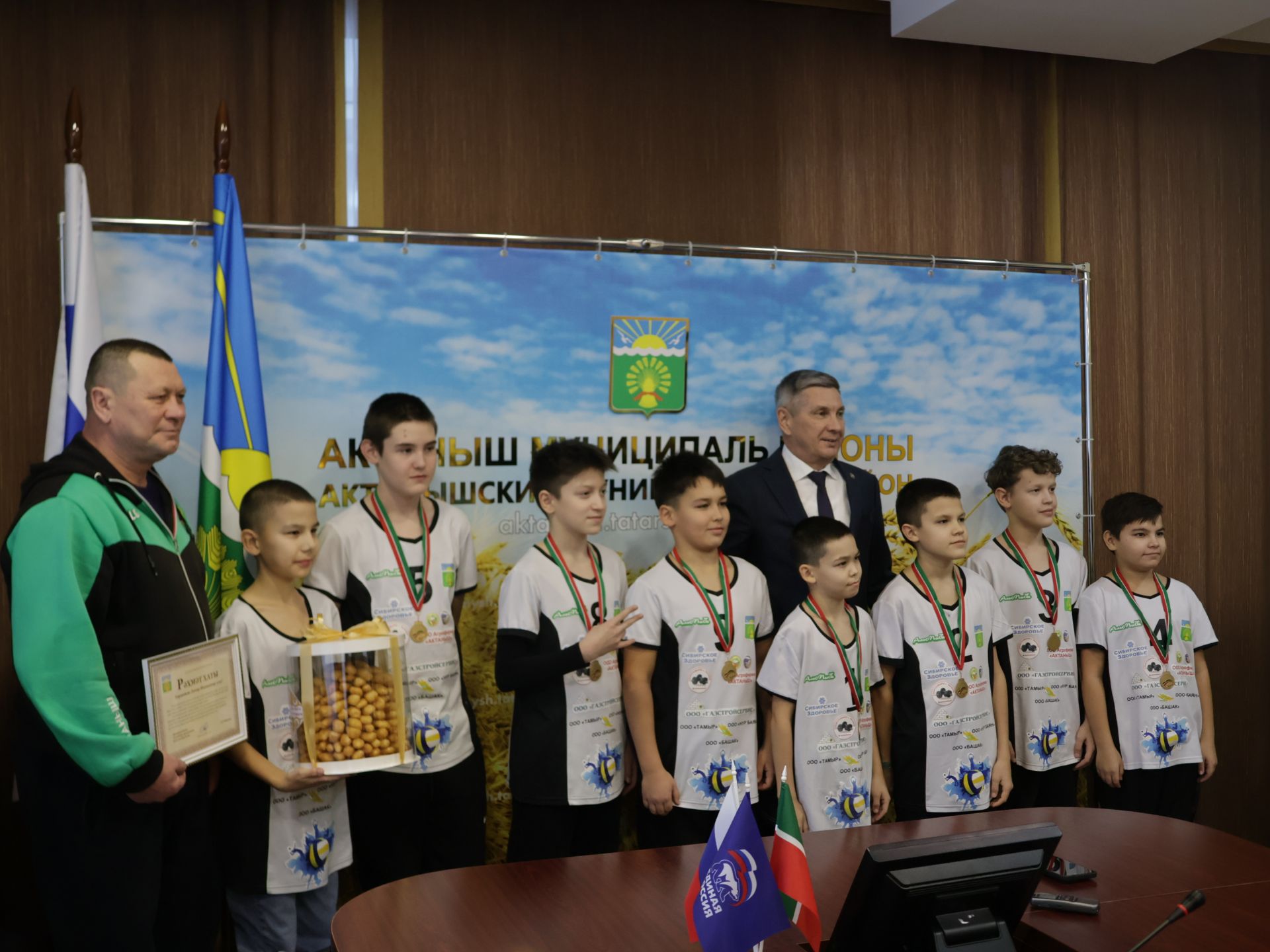 Актаныш районы башлыгы Ленар Зарипов футболчылар һәм волейболчыларны котлады