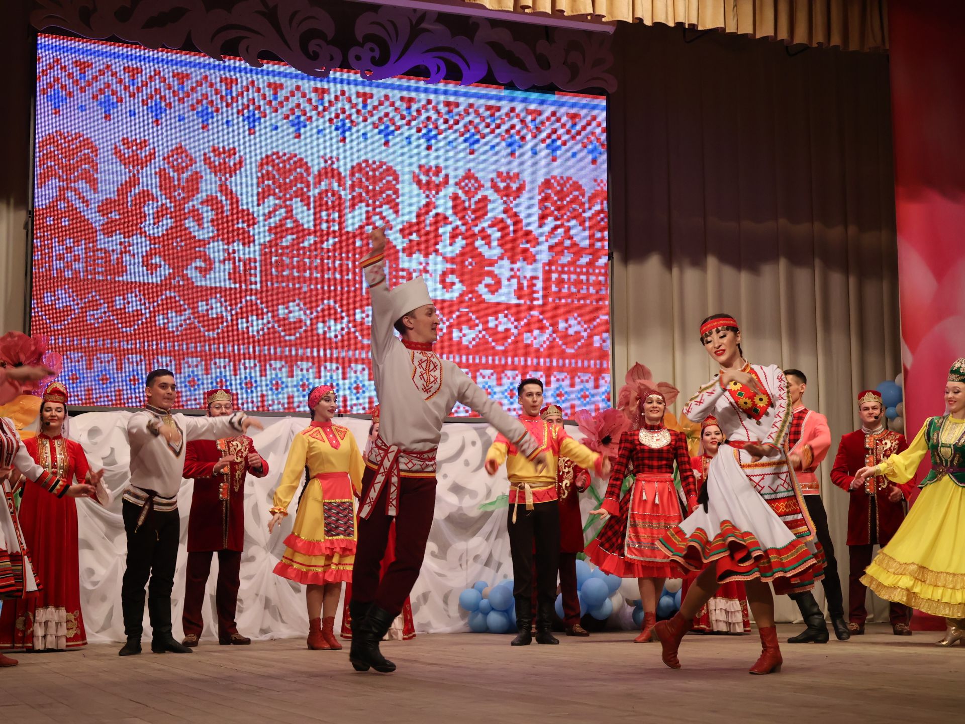 Нәфис Сәлимгәрәев авыл хуҗалыгы тармагында хезмәт куючы гүзәл затларга рәхмәтен белдерде