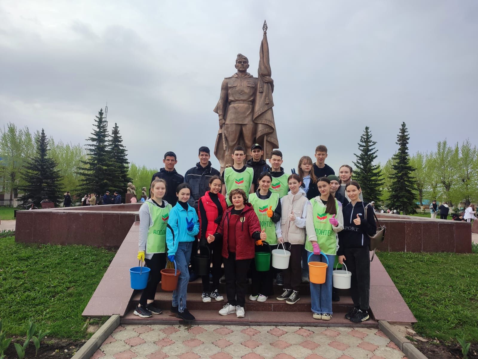 Актанышның икенче мәктәбе Җиңү паркын 9 май бәйрәменә әзерләде