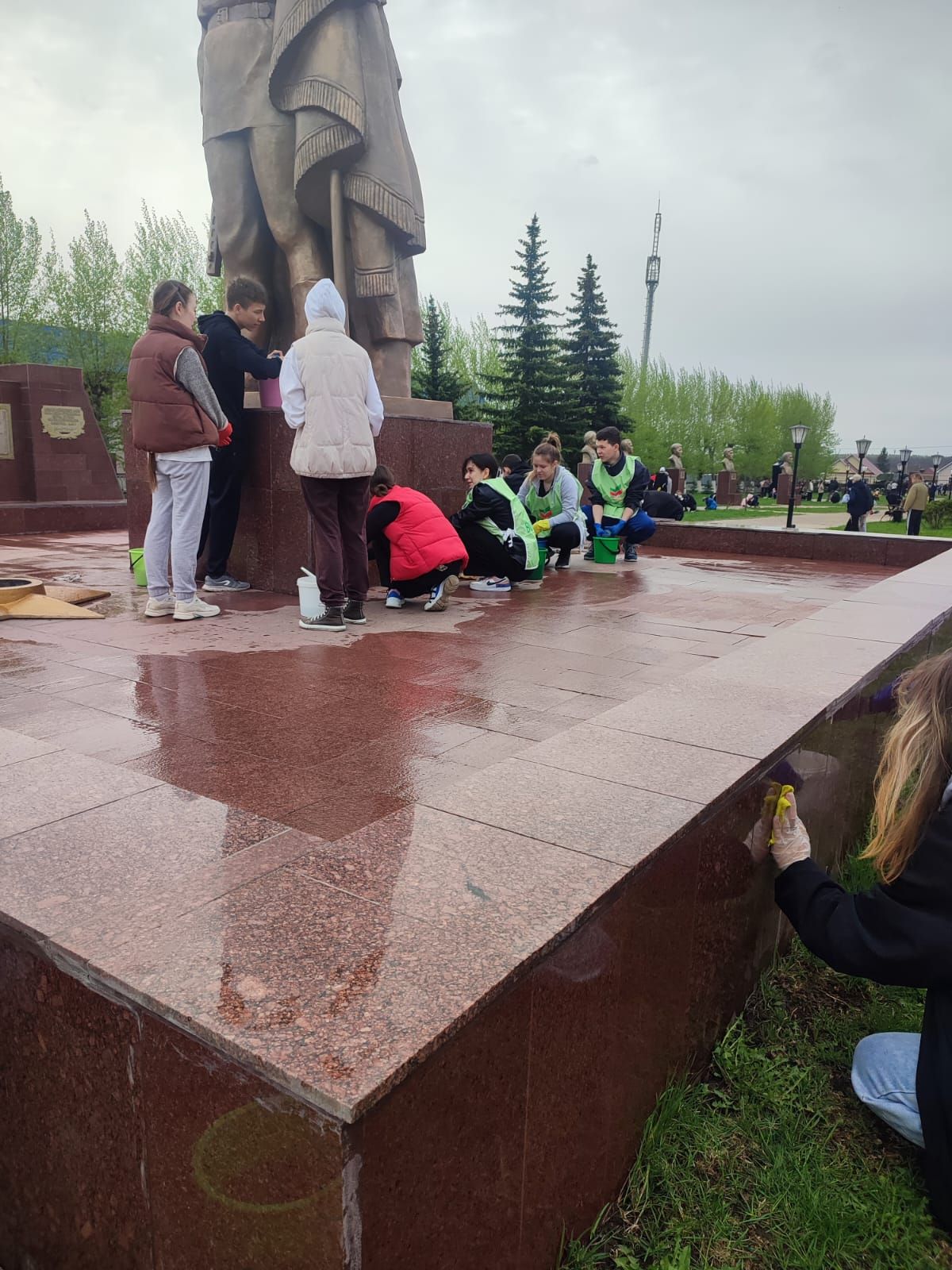 Актанышның икенче мәктәбе Җиңү паркын 9 май бәйрәменә әзерләде