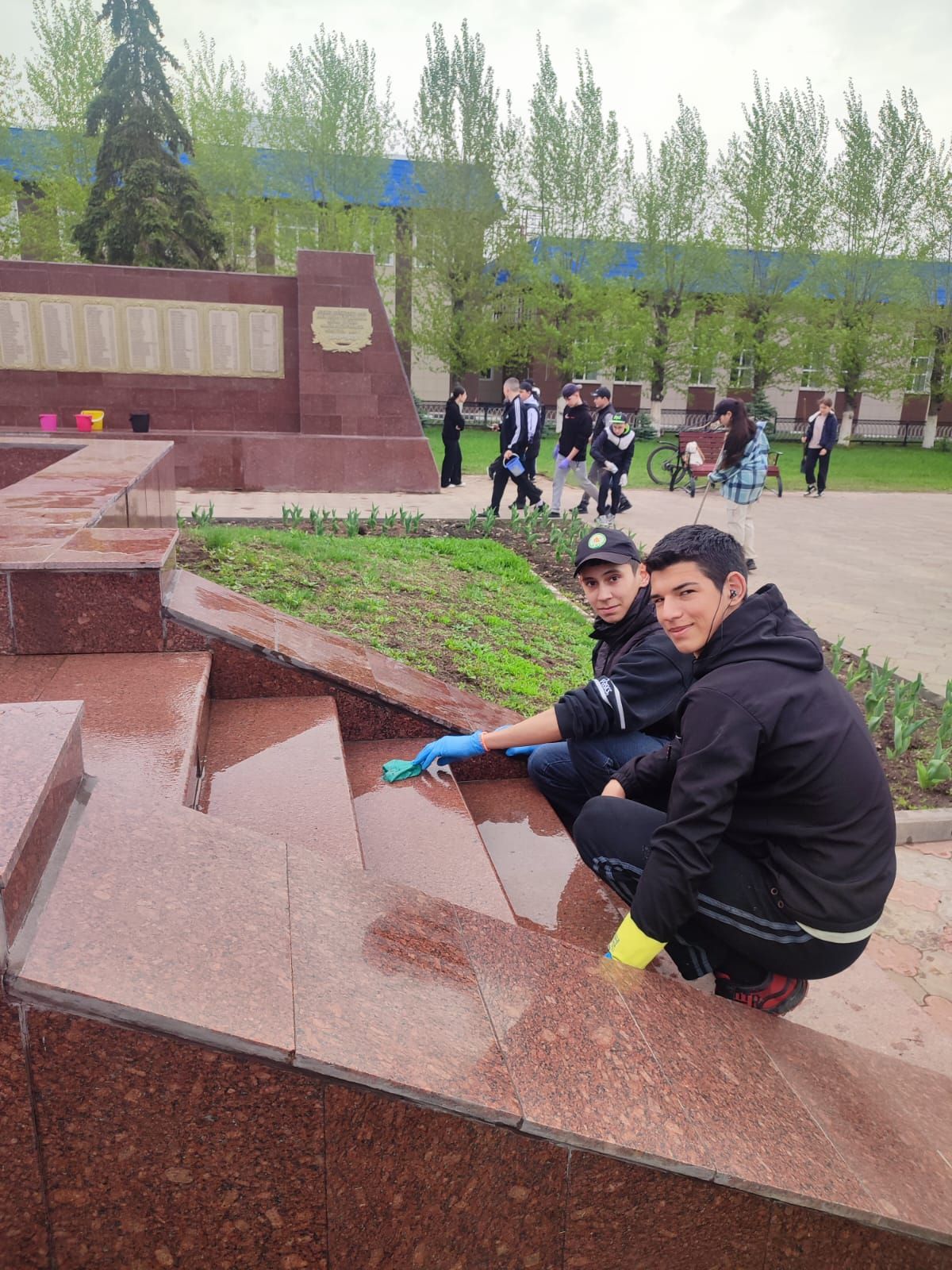 Актанышның икенче мәктәбе Җиңү паркын 9 май бәйрәменә әзерләде