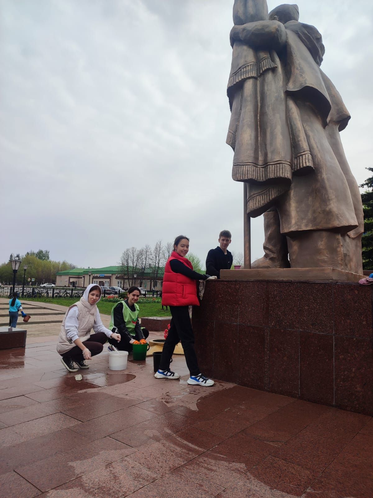 Актанышның икенче мәктәбе Җиңү паркын 9 май бәйрәменә әзерләде