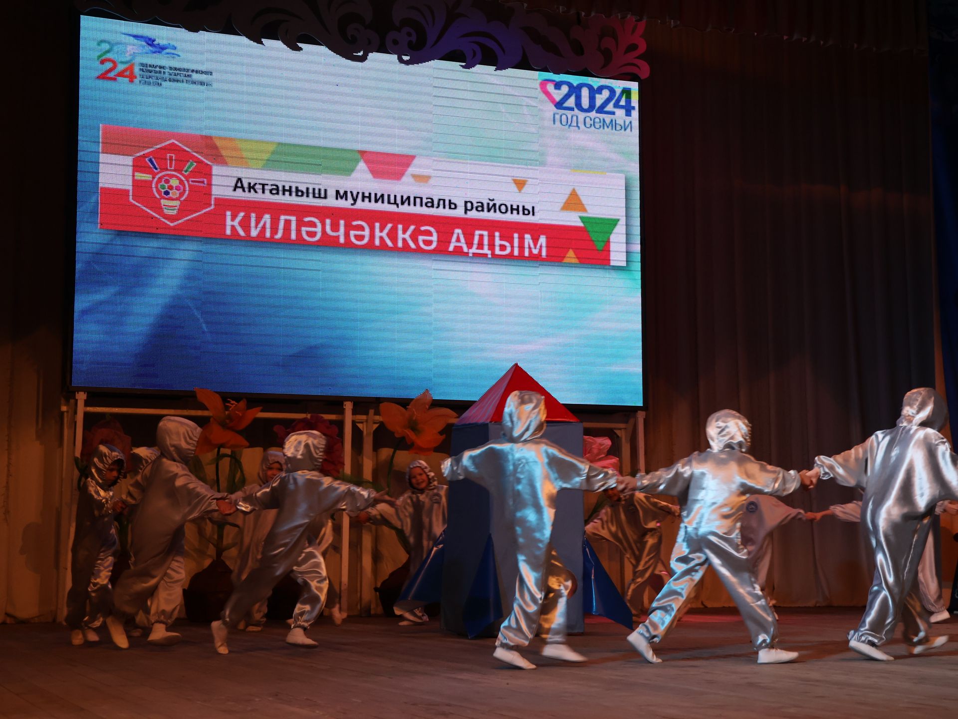 «Киләчәккә адым» техник иҗат фестивалендә: Йөзләгән укучыбыз районыбызның иң зур сәхнәсендә хөрмәтләнде (фоторепортаж)