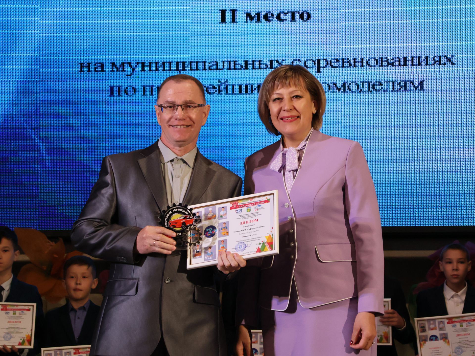 «Киләчәккә адым» техник иҗат фестивалендә: Йөзләгән укучыбыз районыбызның иң зур сәхнәсендә хөрмәтләнде (фоторепортаж)