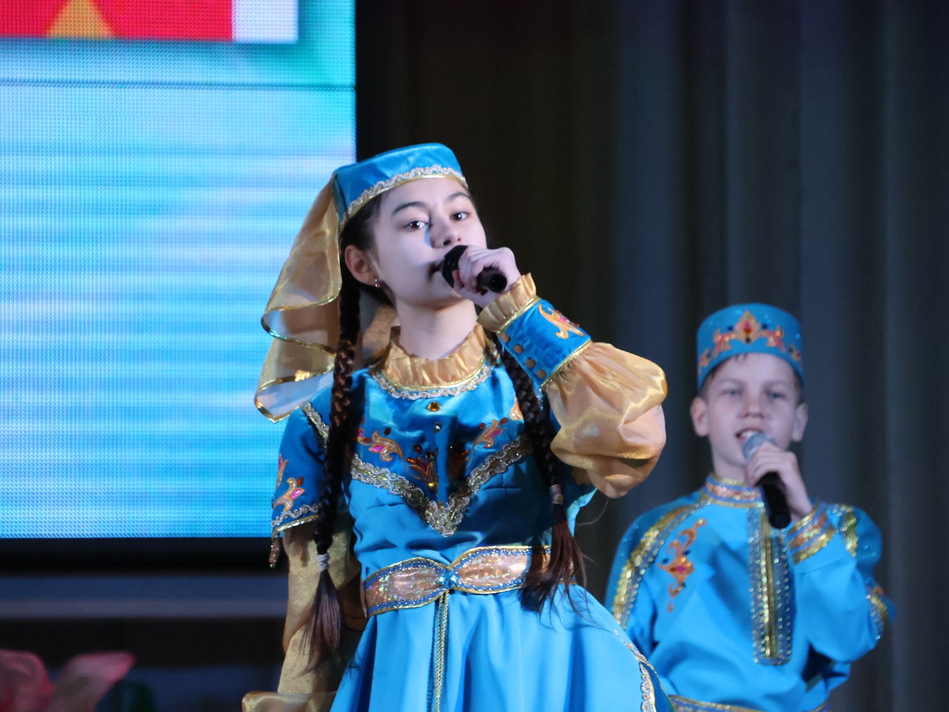 «Киләчәккә адым» техник иҗат фестивалендә: Йөзләгән укучыбыз районыбызның иң зур сәхнәсендә хөрмәтләнде (фоторепортаж)