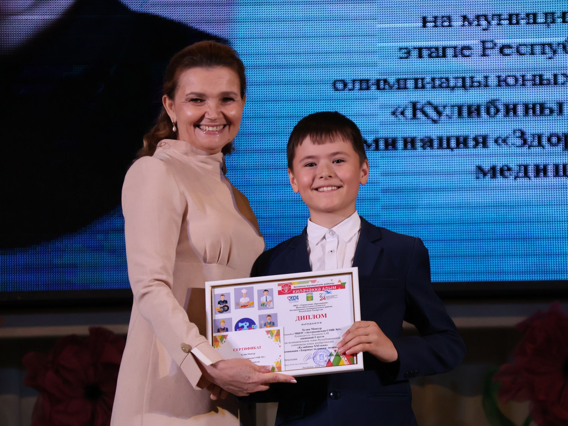 «Киләчәккә адым» техник иҗат фестивалендә: Йөзләгән укучыбыз районыбызның иң зур сәхнәсендә хөрмәтләнде (фоторепортаж)