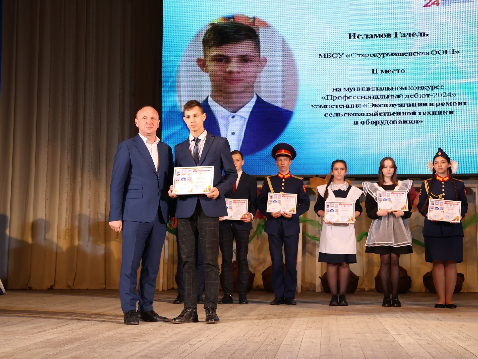 «Киләчәккә адым» техник иҗат фестивалендә: Йөзләгән укучыбыз районыбызның иң зур сәхнәсендә хөрмәтләнде (фоторепортаж)