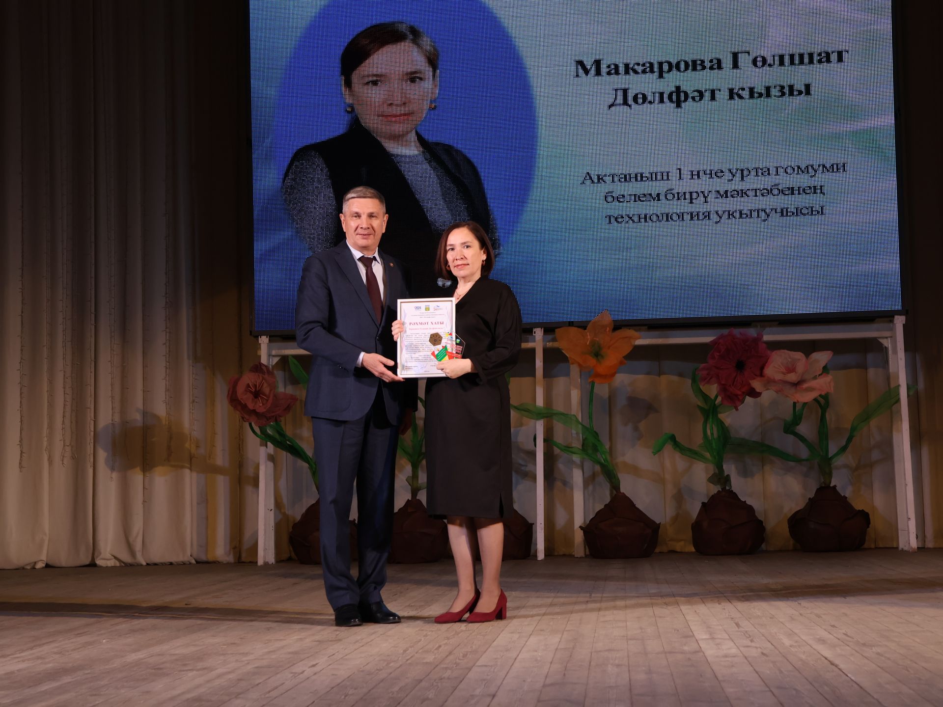«Киләчәккә адым» техник иҗат фестивалендә: Йөзләгән укучыбыз районыбызның иң зур сәхнәсендә хөрмәтләнде (фоторепортаж)