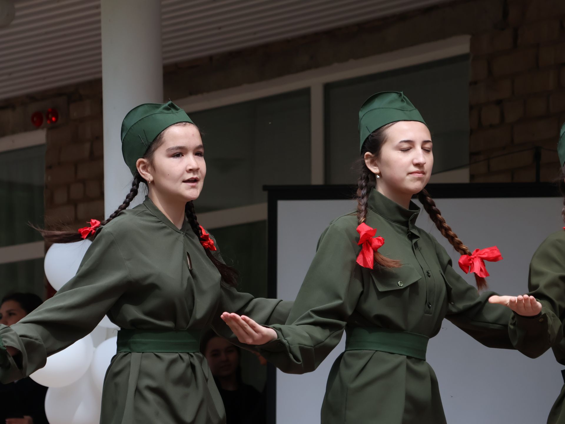 Исемең кайтты синең җыр булып: Уразай мәктәбенә СВОда һәлак булган Айзат Фәйзуллин истәлегенә хәтер тактасы куйдылар