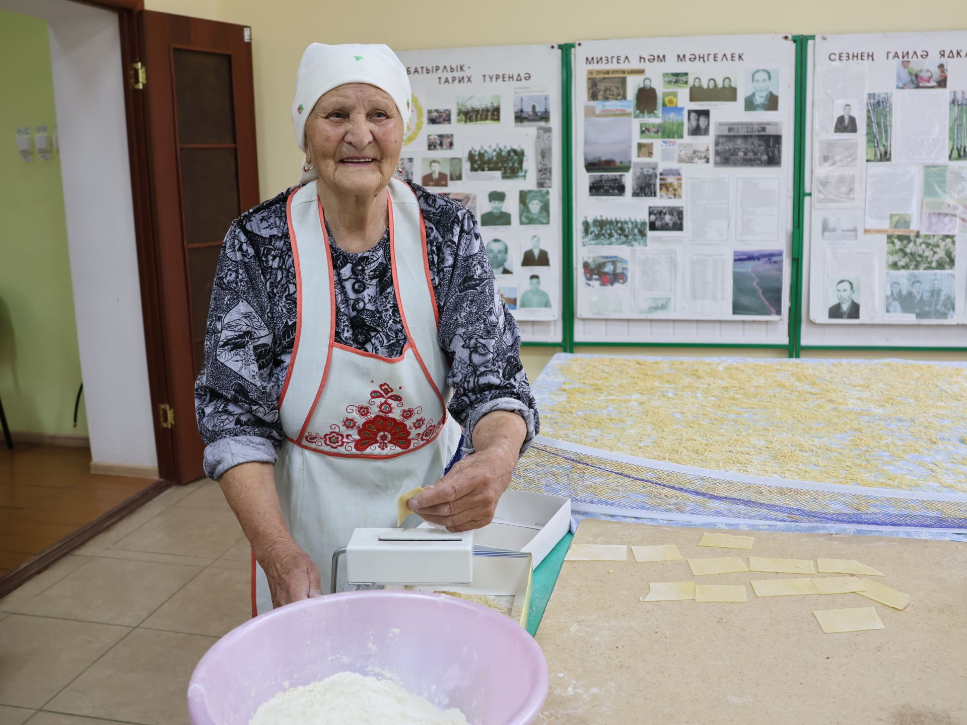 МХОдә катнашкан солдатның әбисе Фәйрүзә Имамгалиева авылдашлары белән солдатларга токмач кисеп озата
