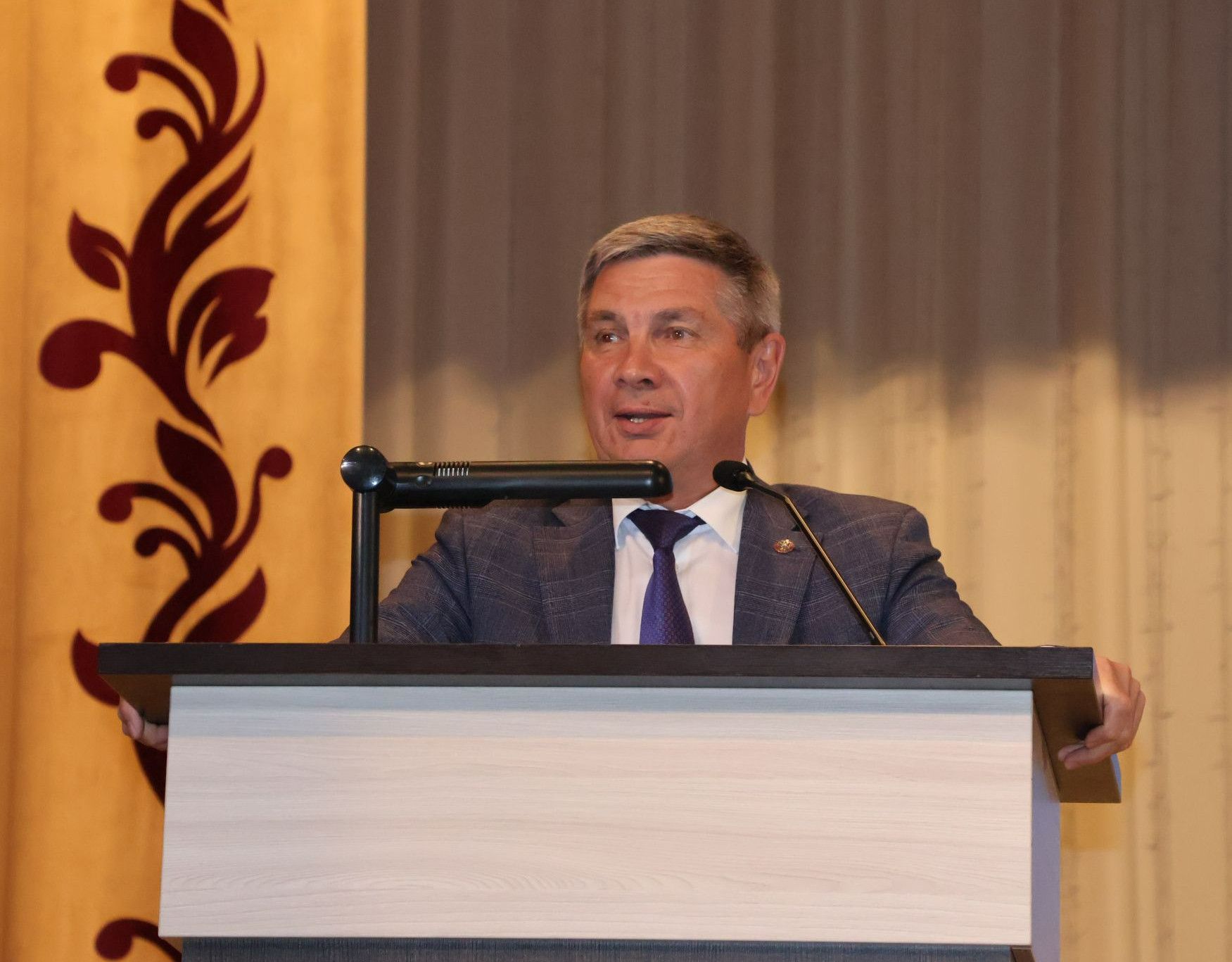 Ленар Зарипов мәгариф хезмәткәрләре конференциясендә Актанышка эшкә кайткан яшь укытучыларга 100 мең сум акча биреләчәген әйтте
