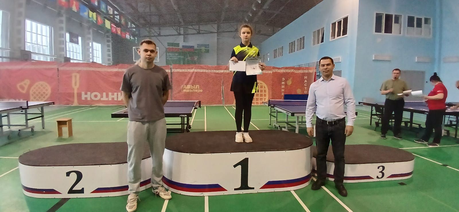 Өстәл теннисы турнирында җиңүчеләрне Россиянең спорт мастеры, Россия Беренчелеге чемпионы Марат Солтанов бүләкләде