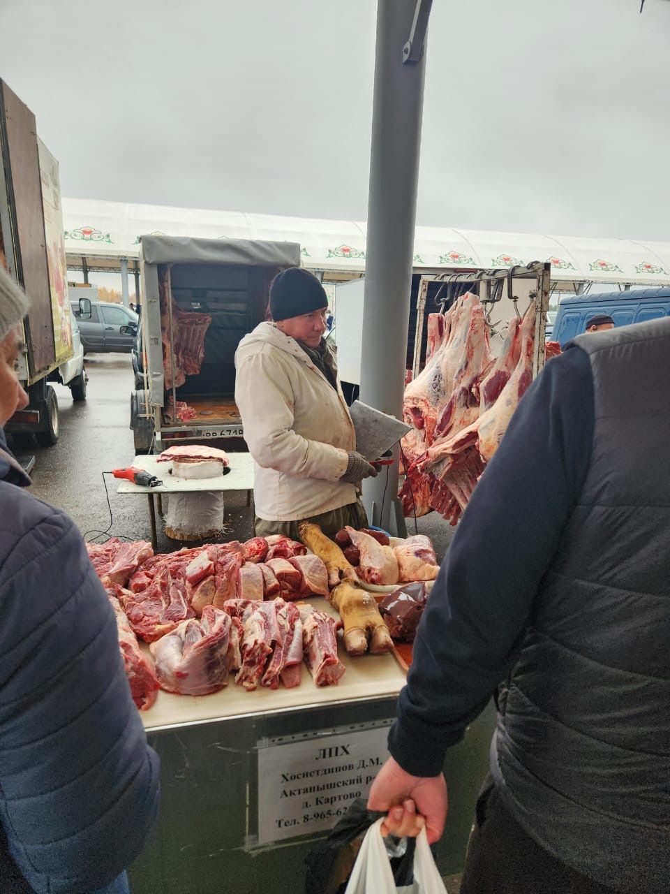 Актанышның авыл хуҗалыгы хезмәтчәннәре Чаллы халкына ит-сөт, икмәк продукциясе алып килде