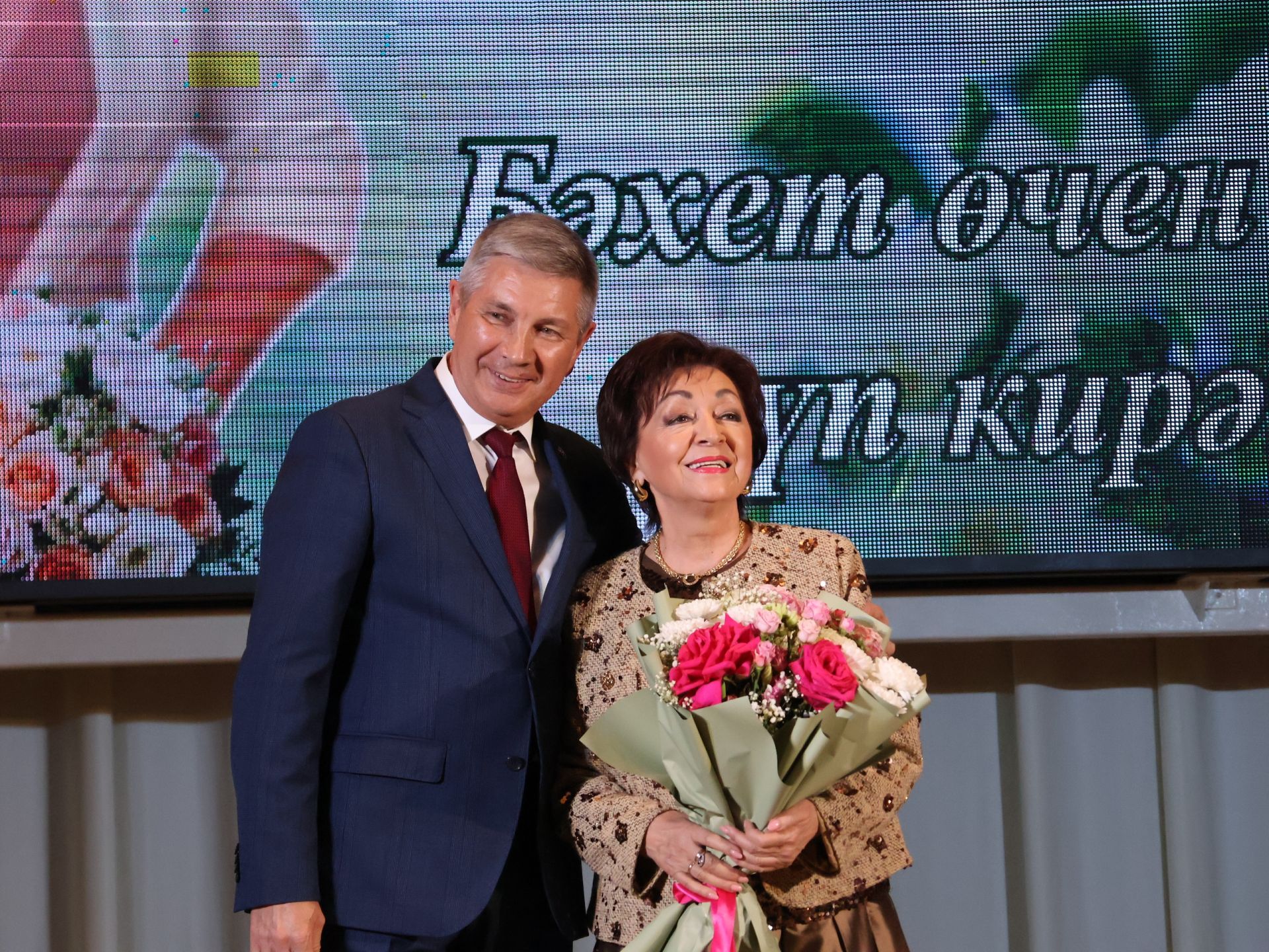 Бүген Актаныш мәдәният йортында “Агыйдел” дәүләт җыр һәм бию ансамбле җитәкчесе Ялалова Лилия Мәүләви кызына багышланган искиткеч матур юбилей кичәсе узды