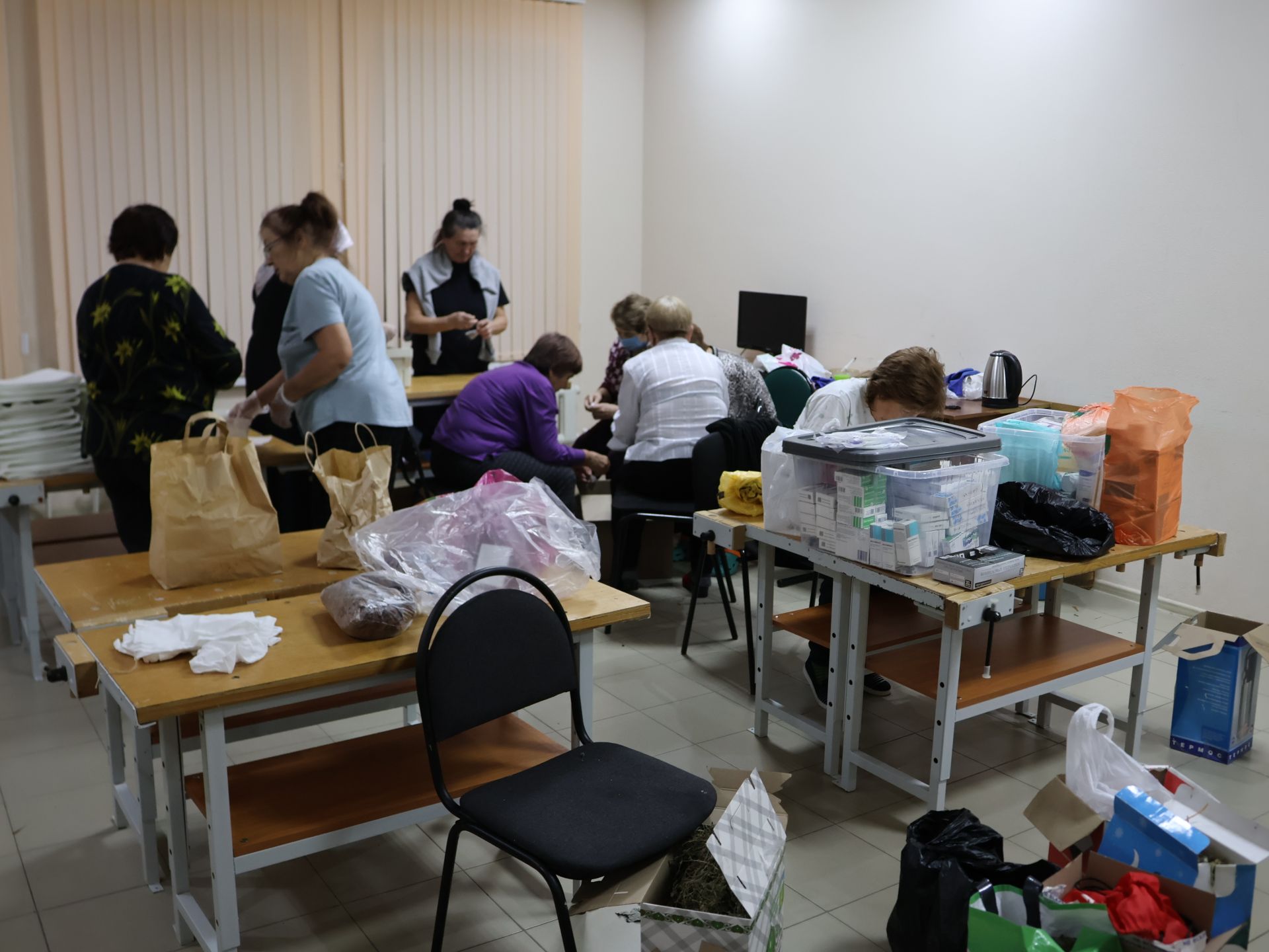 Ветераннарның «Сәламәтлек» клубына йөрүчеләр сугышчыларга шифалы чәйләр әзерли