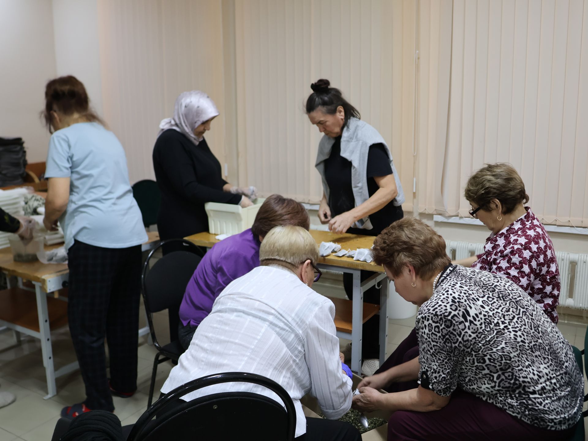 Ветераннарның «Сәламәтлек» клубына йөрүчеләр сугышчыларга шифалы чәйләр әзерли