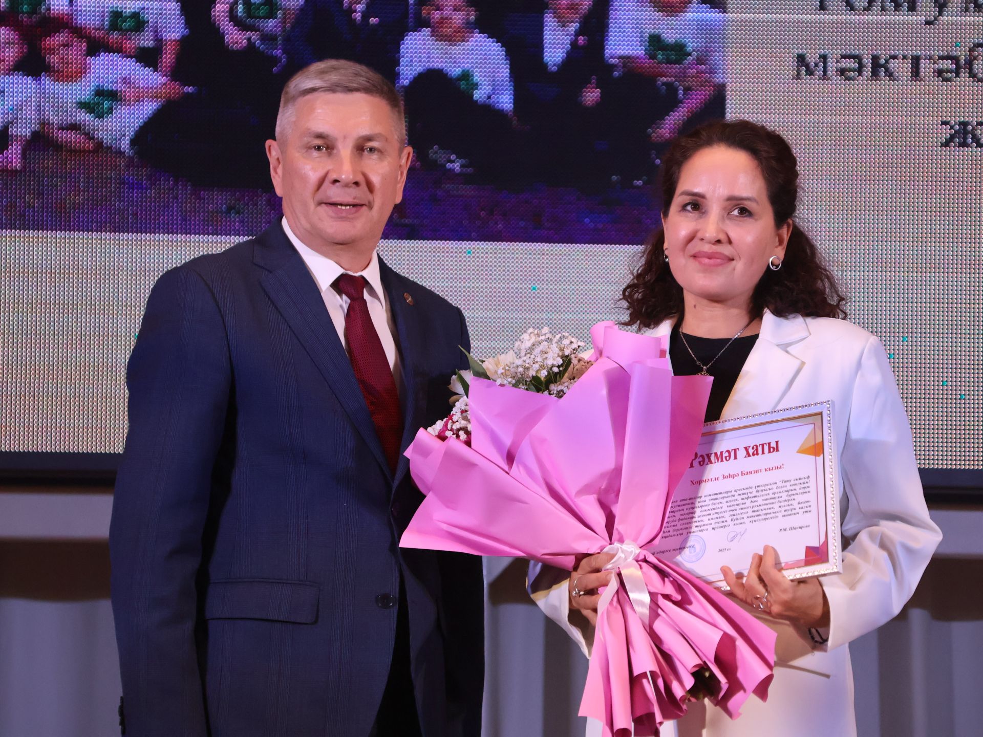 Укытучылар бәйрәмендә Актаныш данын зона, республика этапларында яклаган педагогларны бүләкләделәр